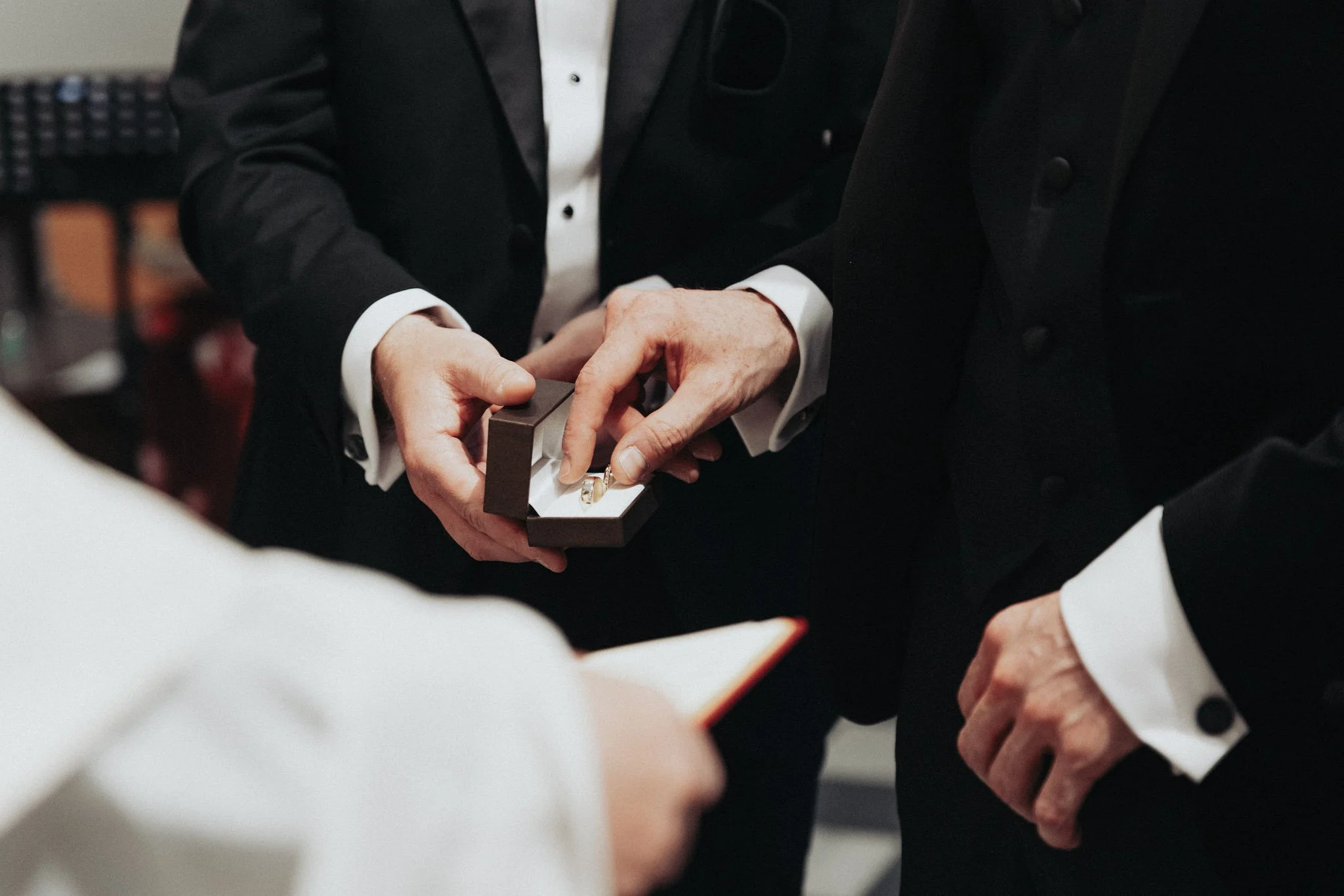 Detalle intercambio de anillos durante ceremonia religiosa en Barcelona
