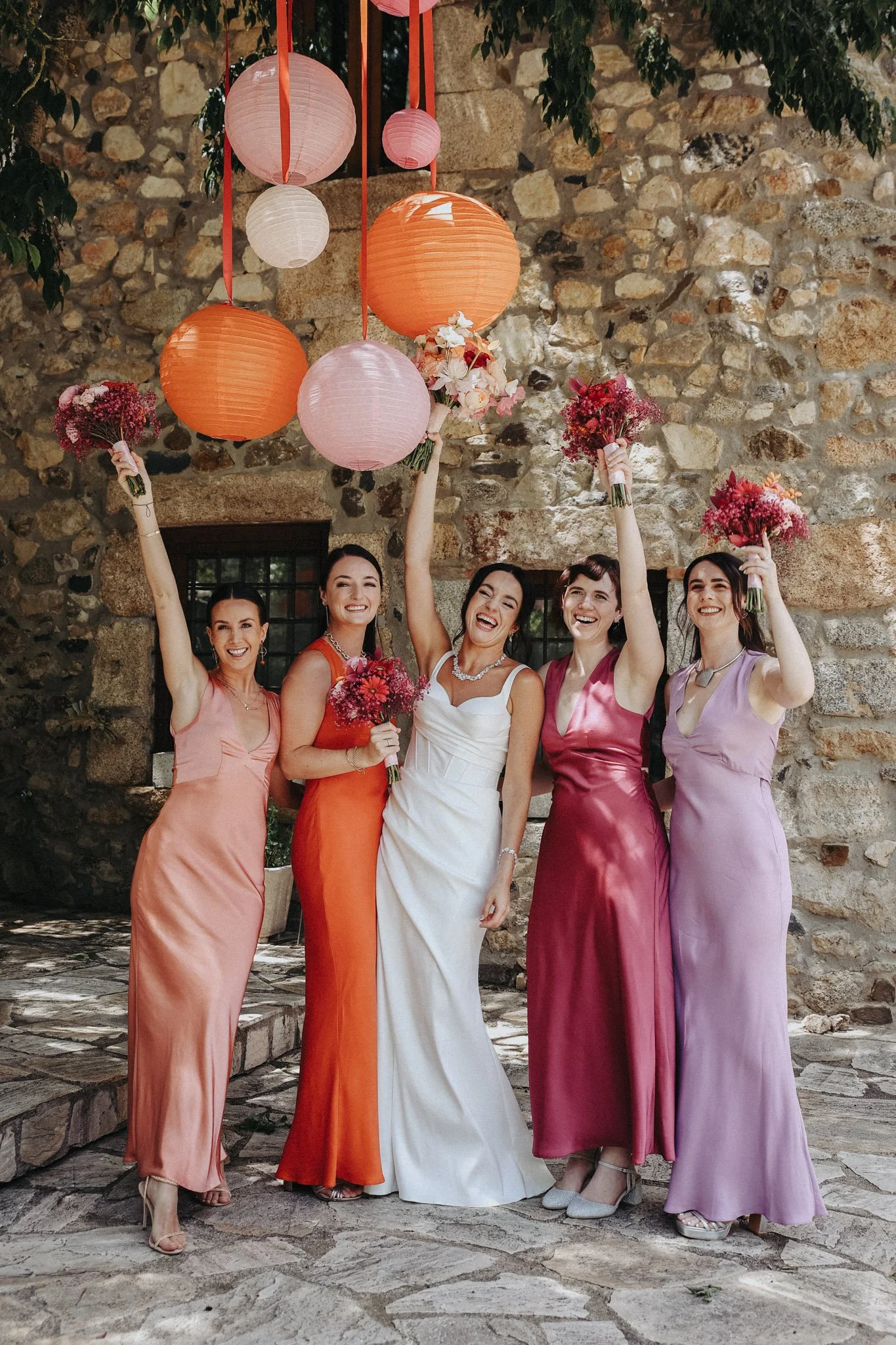 bride-and-friends-portrait-finca-la-montaña-madrid-destination-wedding-photographer.jpg