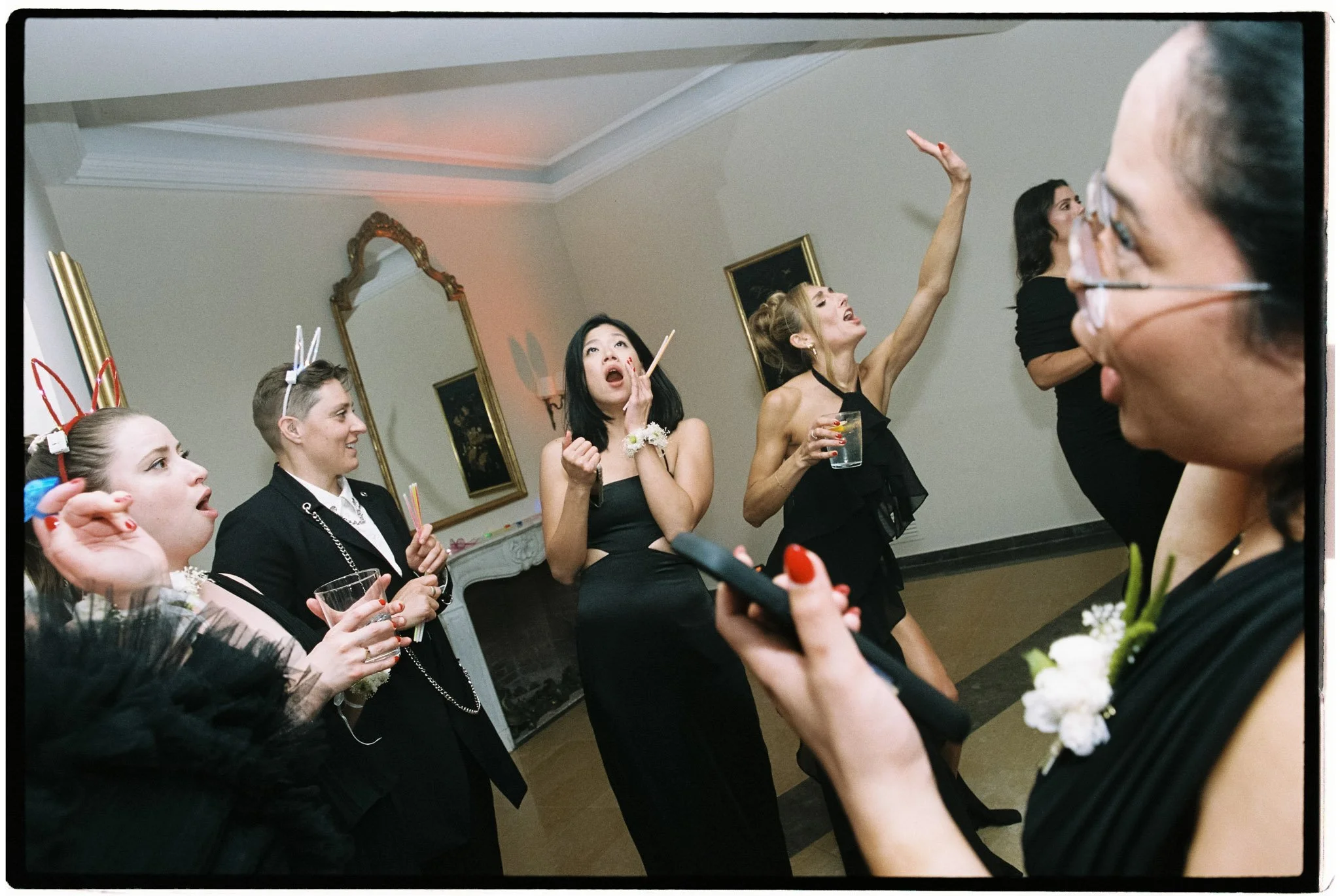 wedding-party-having-fun-huerta-del-conde-marbella-destination-wedding-photographer.jpg