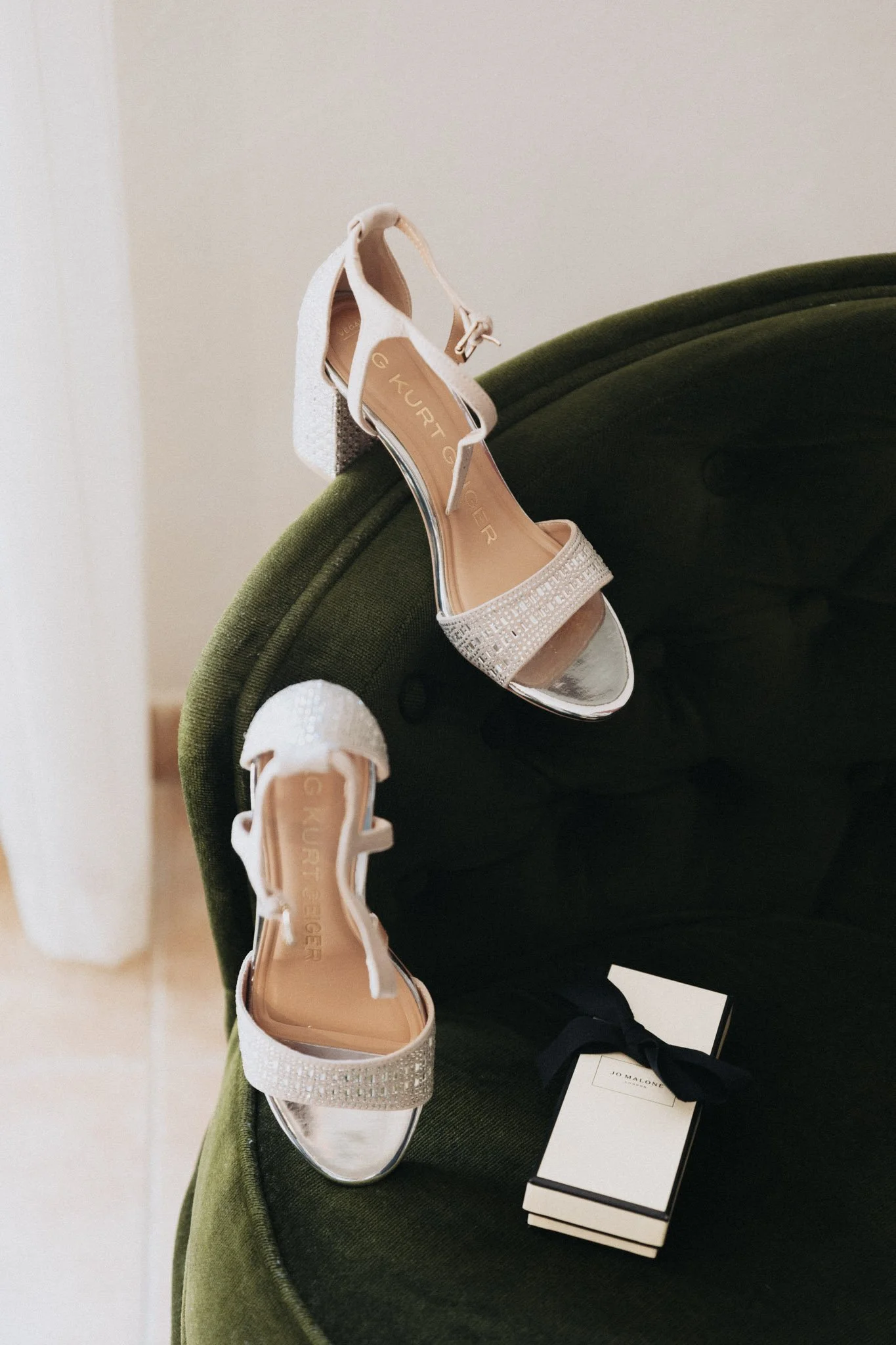 bride-shoes-detail-with-green-velvet-complejo-duquesa-de-pastrana-madrid-destination-wedding-photographer.jpg