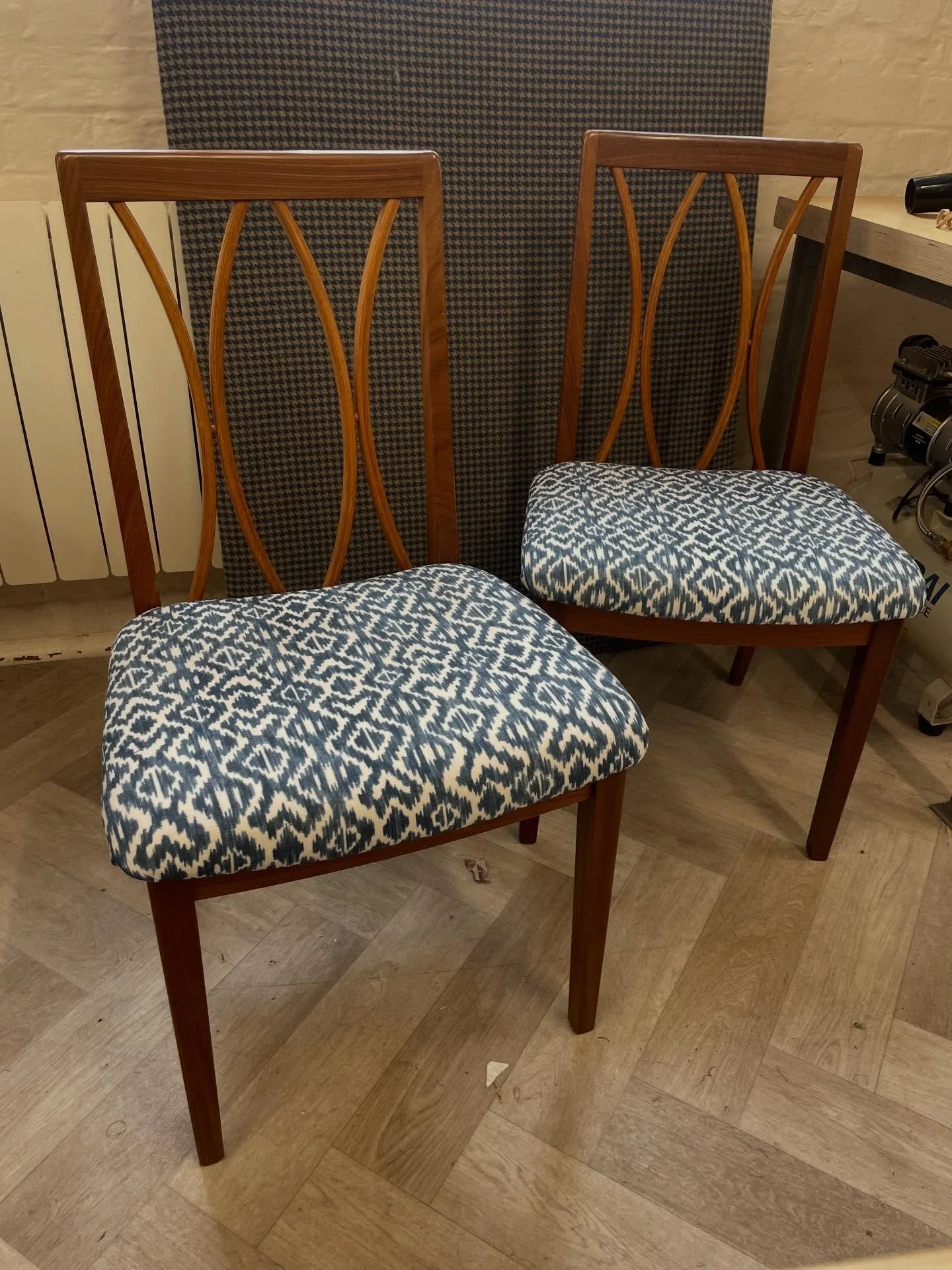 A top quality set of dining chairs bought at auction for next to nothing and then transformed with this stylish cotton print fabric from @thepureedit I love their fabrics and the ethos behind their company. Note Helen (student number 1) and my inabil