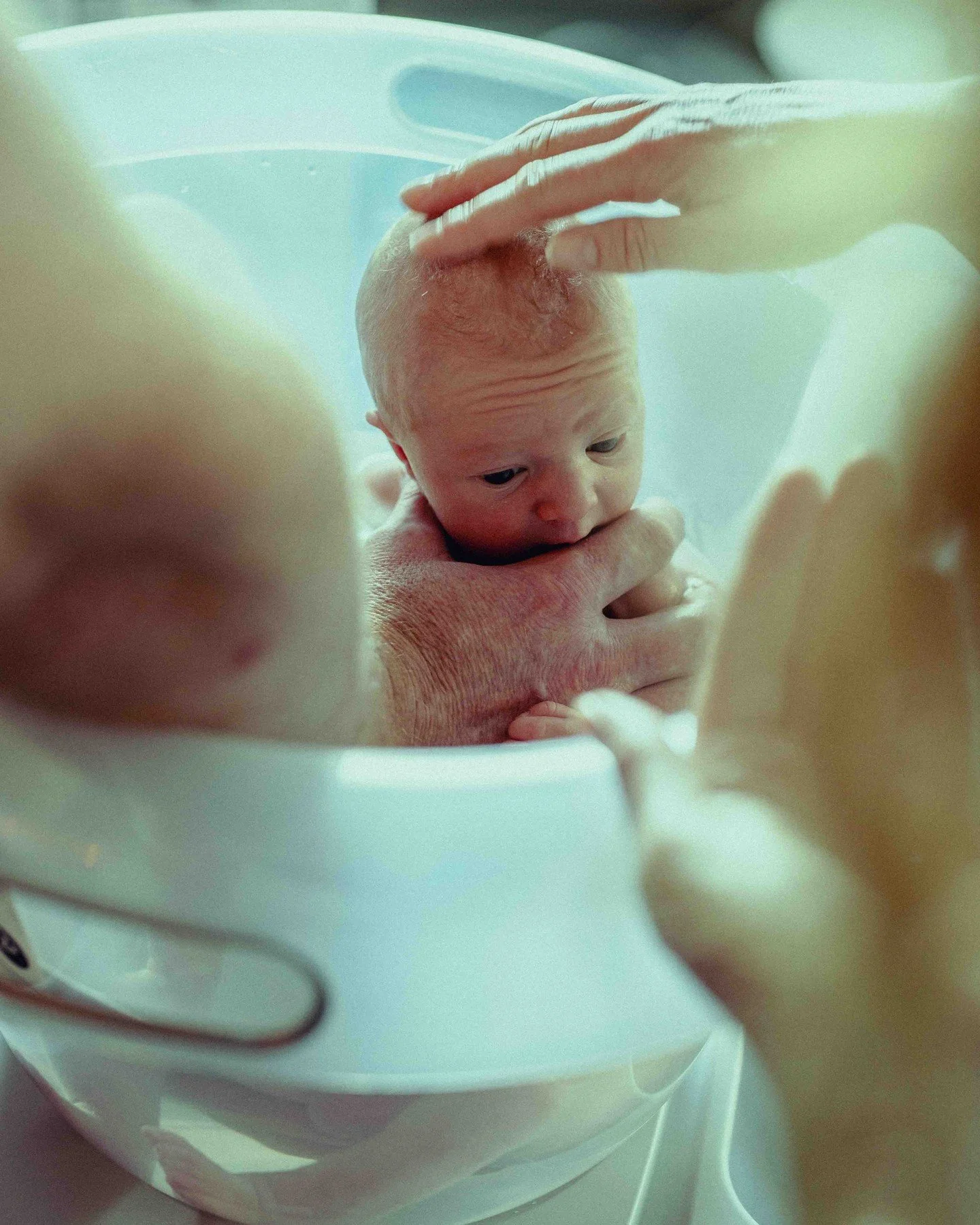 In de tummy tub zie je vaak hoe een baby zich helemaal opkrult,
precies zoals in de buik.

Dat gevoel van begrenzing geeft rust, ze voelen ze zich weer eventjes terug in de baarmoeder.

En hoe leuk voor ons dat we ze zo lief door de rand kunnen zien 