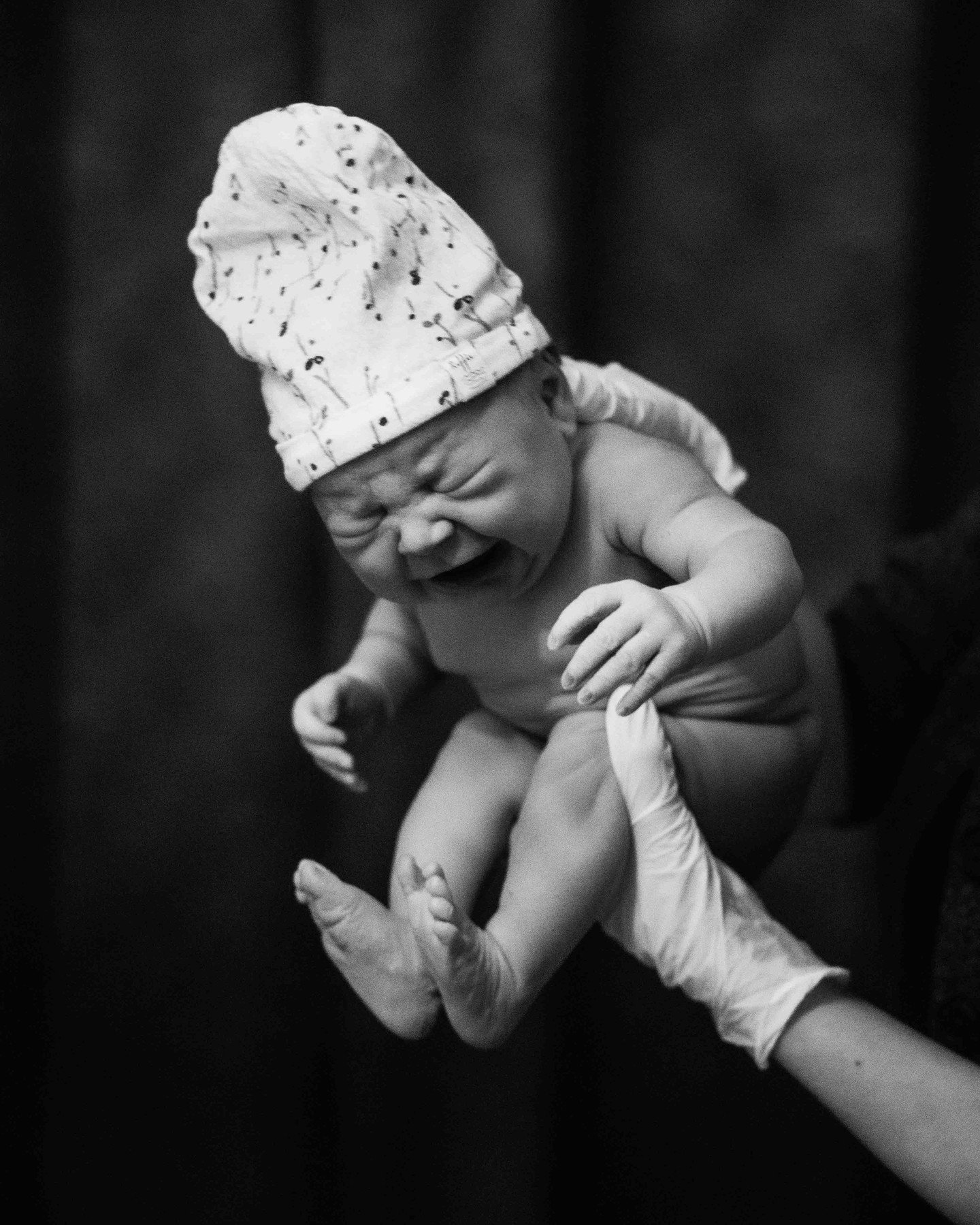 Zo heeft ze maandenlang gezeten 🥰 

Opgevouwen, knietjes omhoog, voetjes dichtbij.

De houding die zo vertrouwd is vanuit de buik
zie je ook na de geboorte nog even terug.