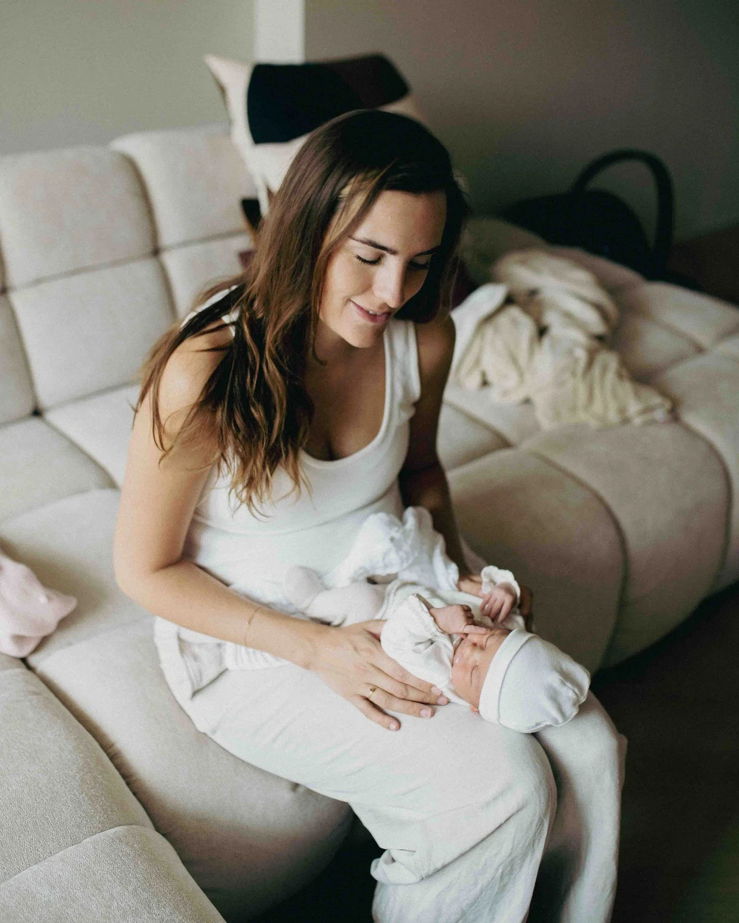 En ineens ben je moeder 🤍

Van het ene op het andere moment verandert alles.

Je wereld wordt kleiner en groter tegelijk &mdash;
en draait ineens om dit kleine mensje in je armen.

In de kraamweek zie je dat zo mooi ontstaan &mdash;
het zoeken, het 