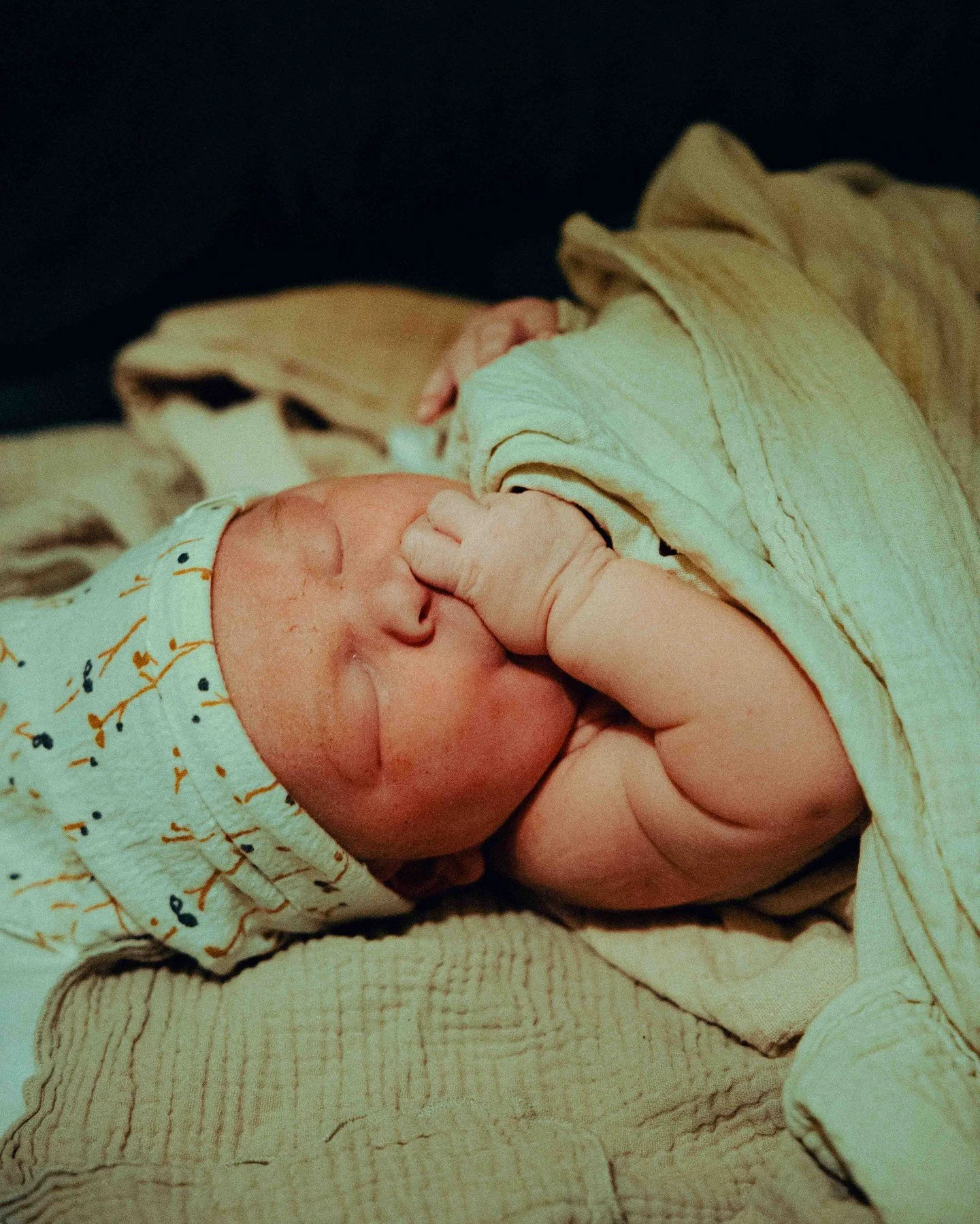 Wat een heerlijke roze baby, vers uit de buik! 🎀 

Haar moeder was verbaasd dat ze bijna geen vernix meer had.

Maar dat zie je vaker bij baby&rsquo;s die wat langer in de buik hebben gezeten &mdash;
die beschermlaag wordt tegen het einde van de zwa