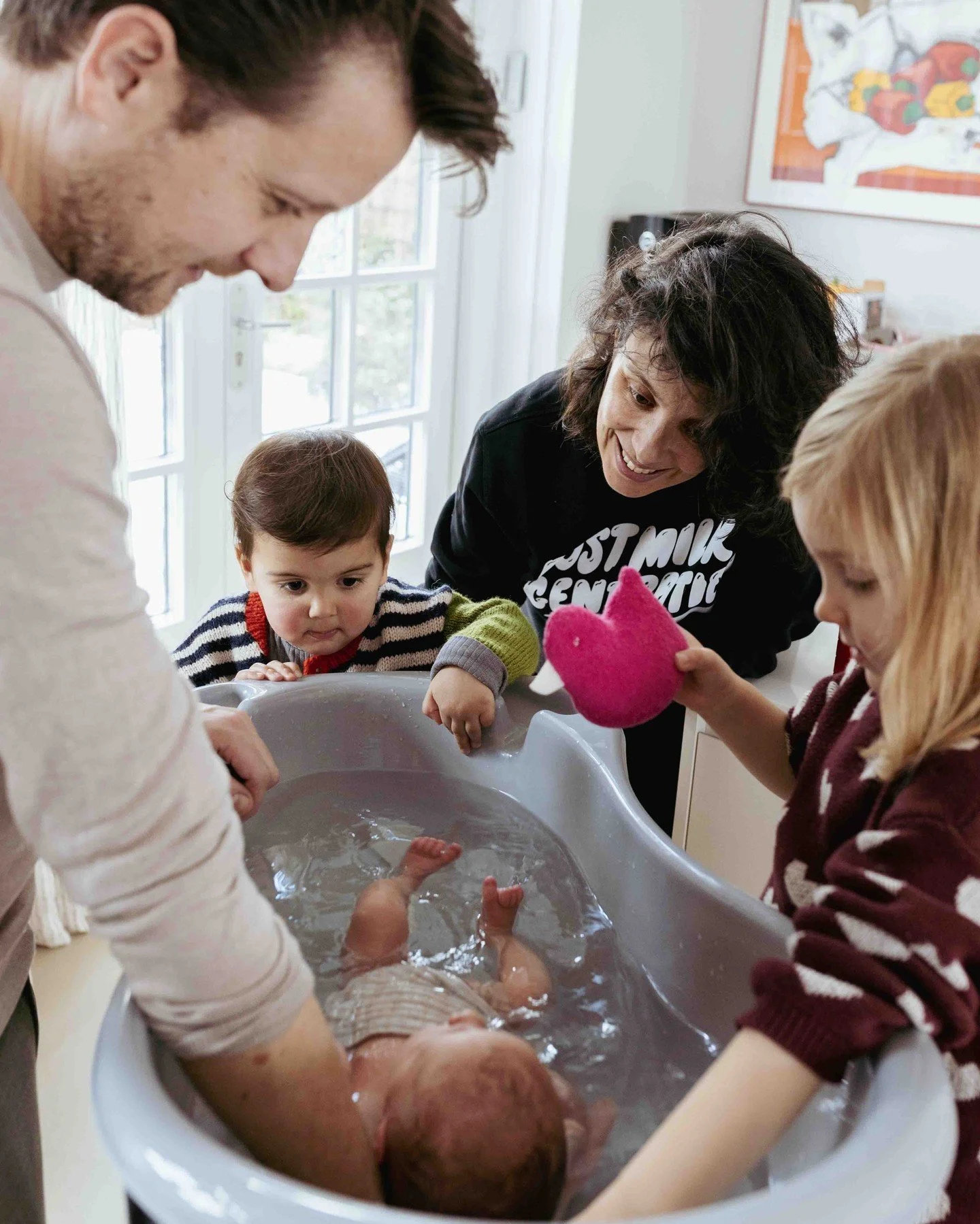 Het eerste badje 🛀 

In de kraamweek proberen we oudere broertjes en zusjes er vaak bij te betrekken.

Even helpen met de voetjes wassen,
een handje vasthouden,
of gewoon nieuwsgierig meekijken.

Zo maken ze vanaf het begin al echt deel uit van alle