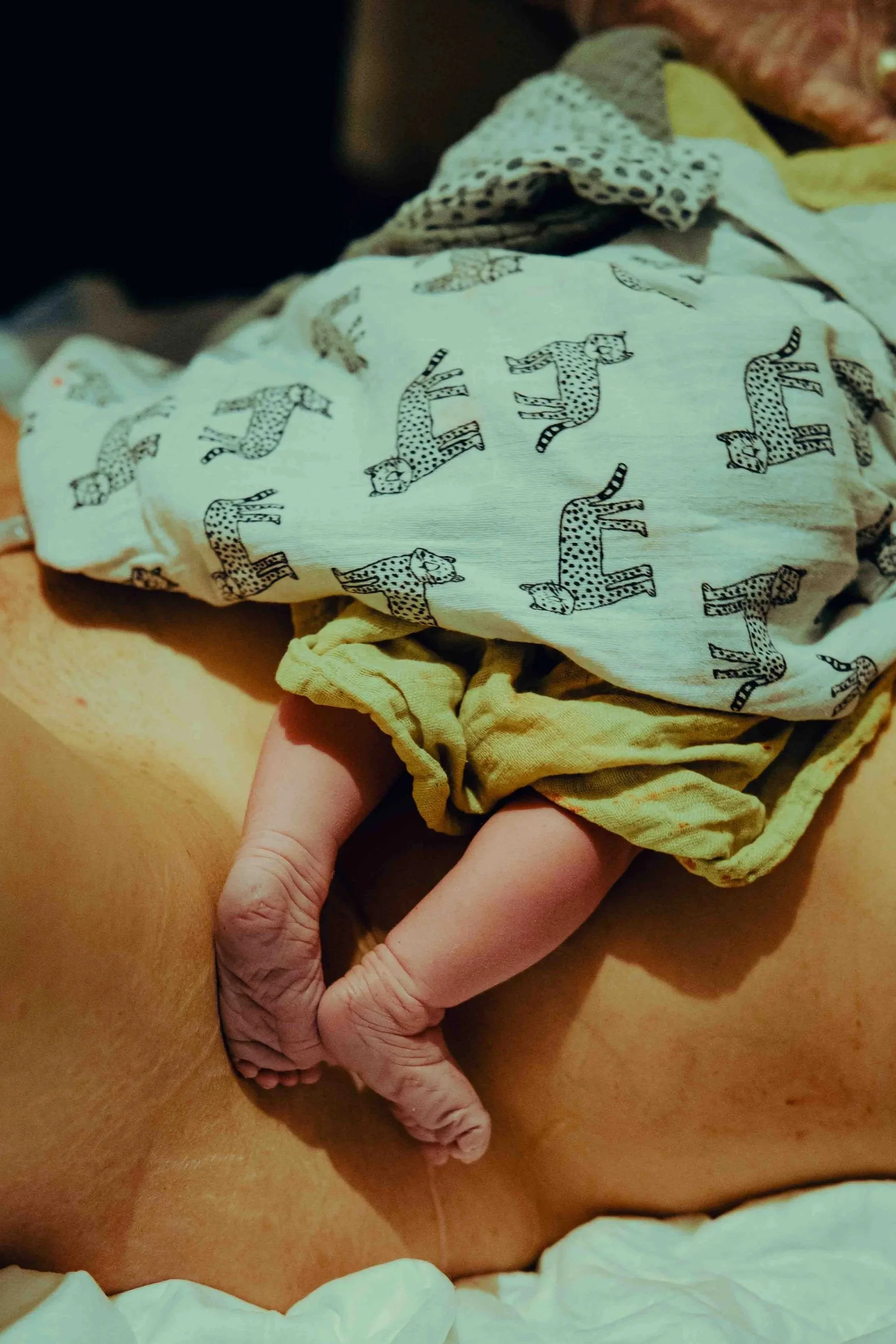 Kleine baby's voet dat op een volwassen voet ligt. 