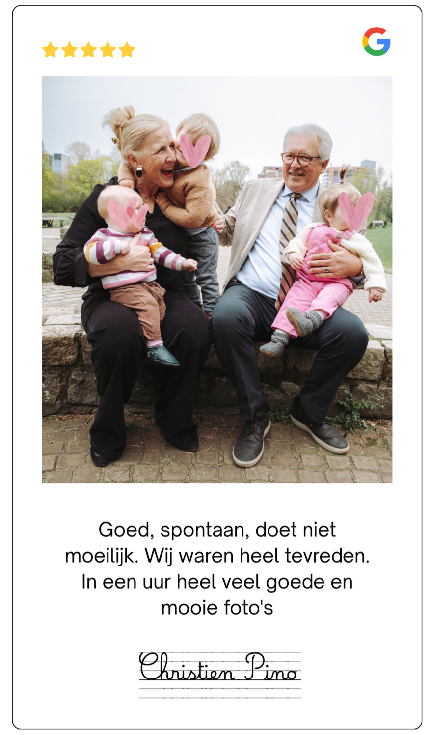Foto van een lachend oudere man en vrouw met drie jonge kinderen in een park, allemaal met hartjes op het gezicht.