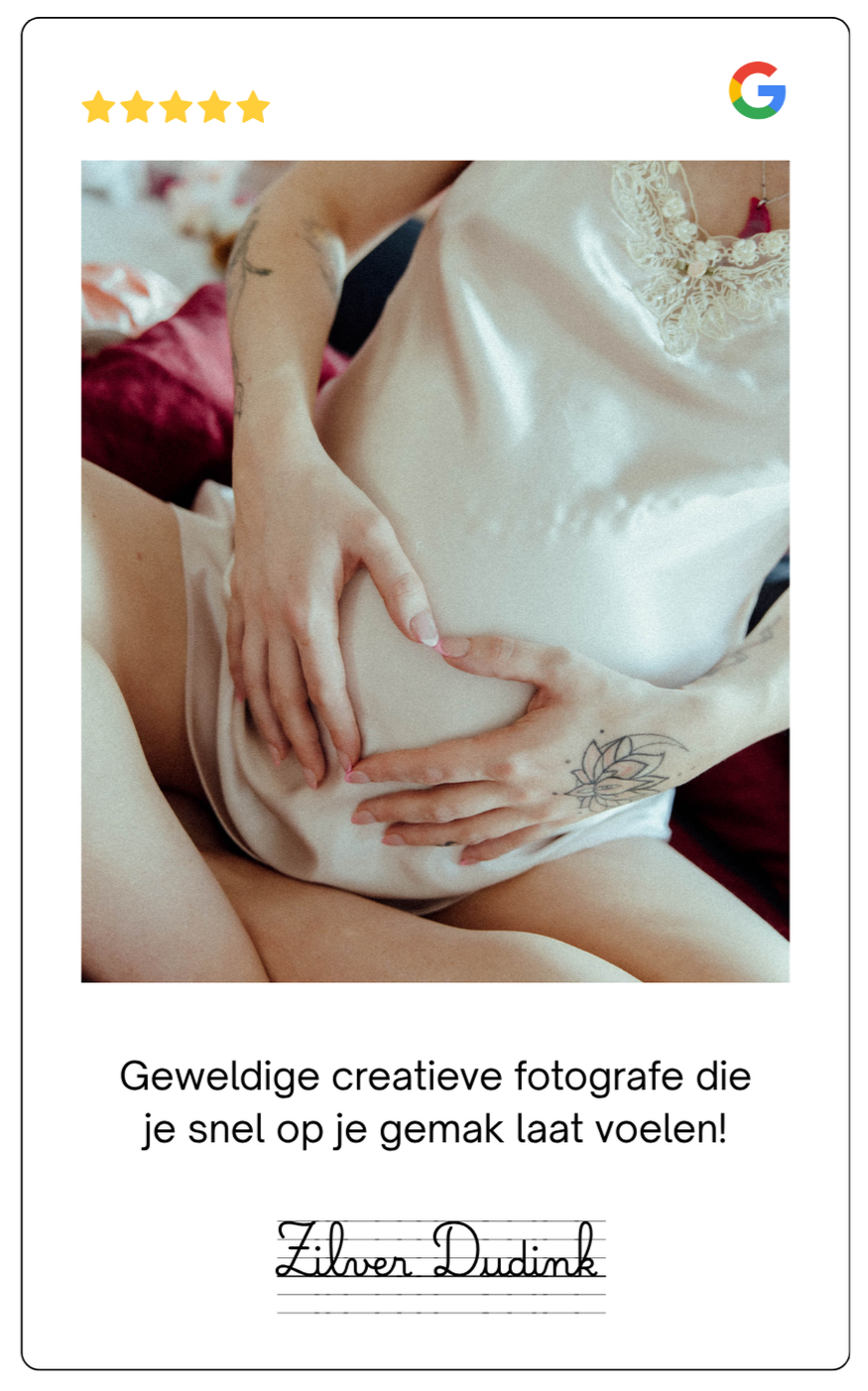 Close-up van een persoon die buik en handen vasthoudt, met een tattoo op de hand, zittend op een bed met roze en witte beddengoed. 