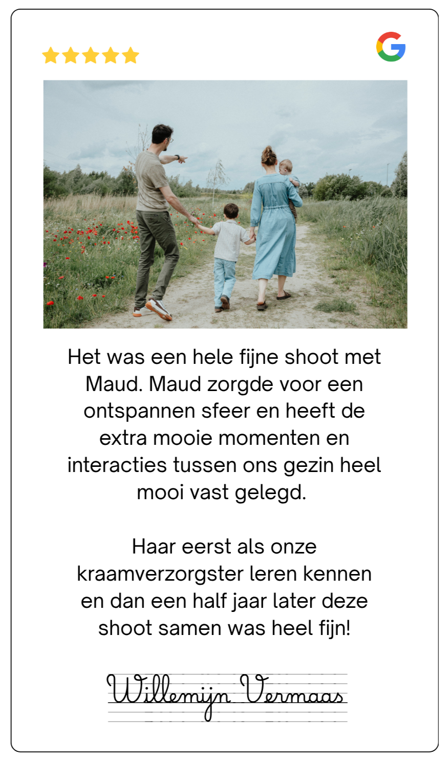 Een familie wandelt samen over een pad in een veld met bloemen, onder een bewolkte hemel.