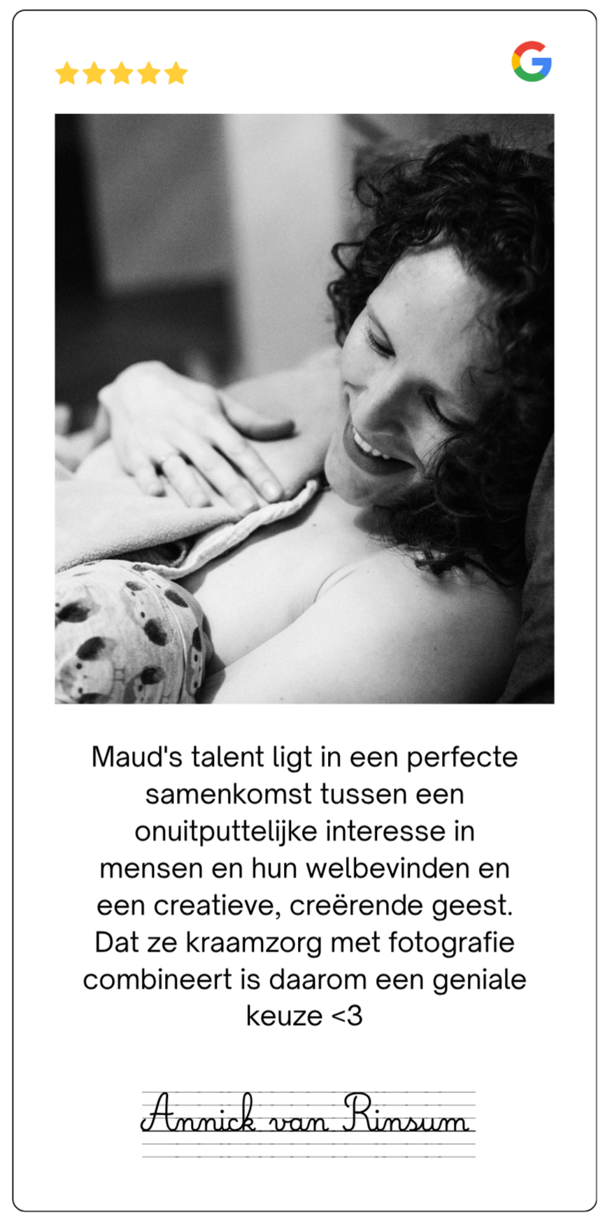 Zwarte en witte afbeelding van een vrouw die een baby vasthoudt en haar lachend bekijkt.