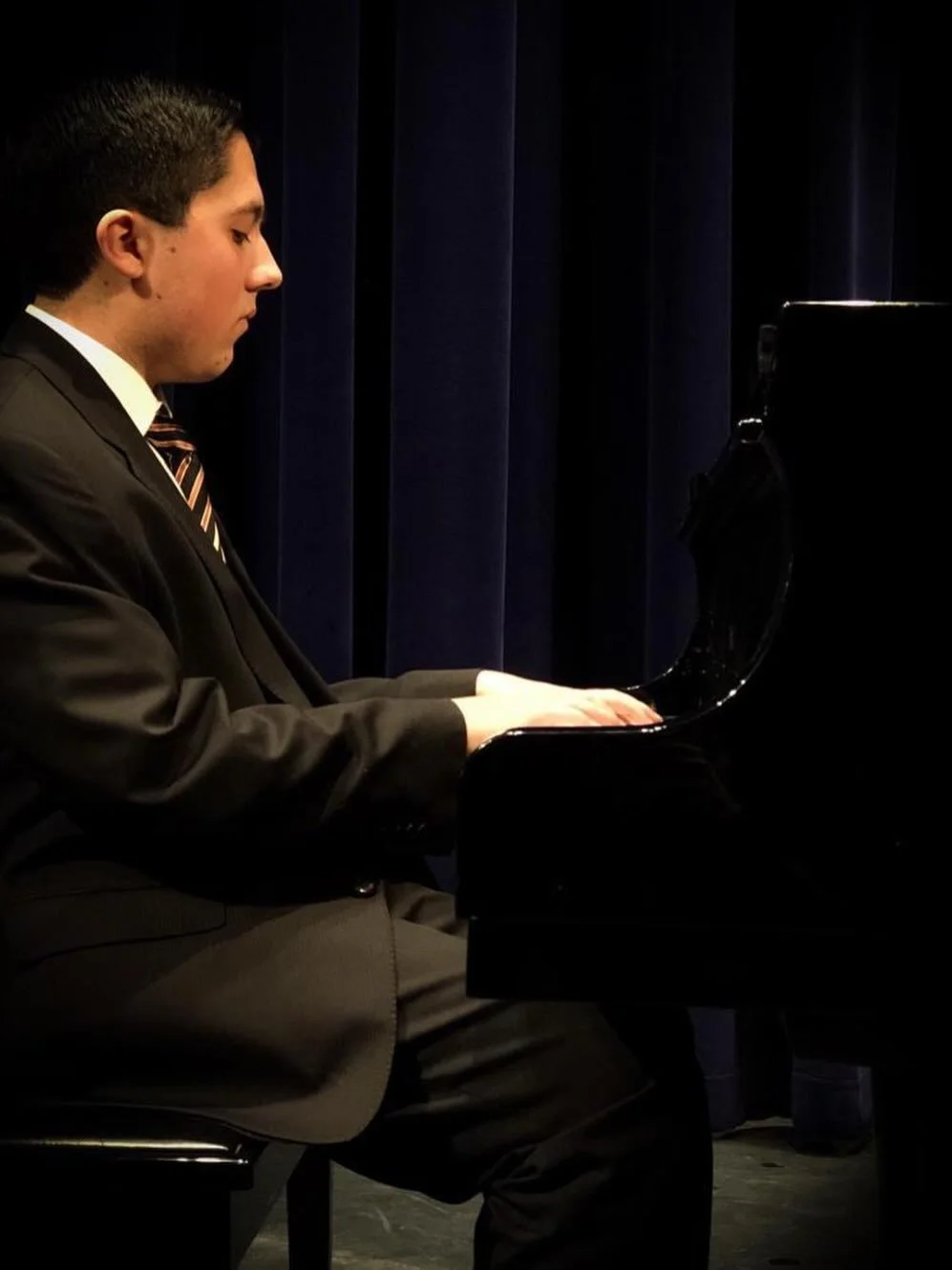 Meet Jose 👋🏼

Jose Bolivar Hernandez is a University of Texas Rio Grande Valley (UTRGV) graduate with a Master&rsquo;s degree in Music Performance. He was a collaborative pianist for the university and spent his college years accompanying other stu