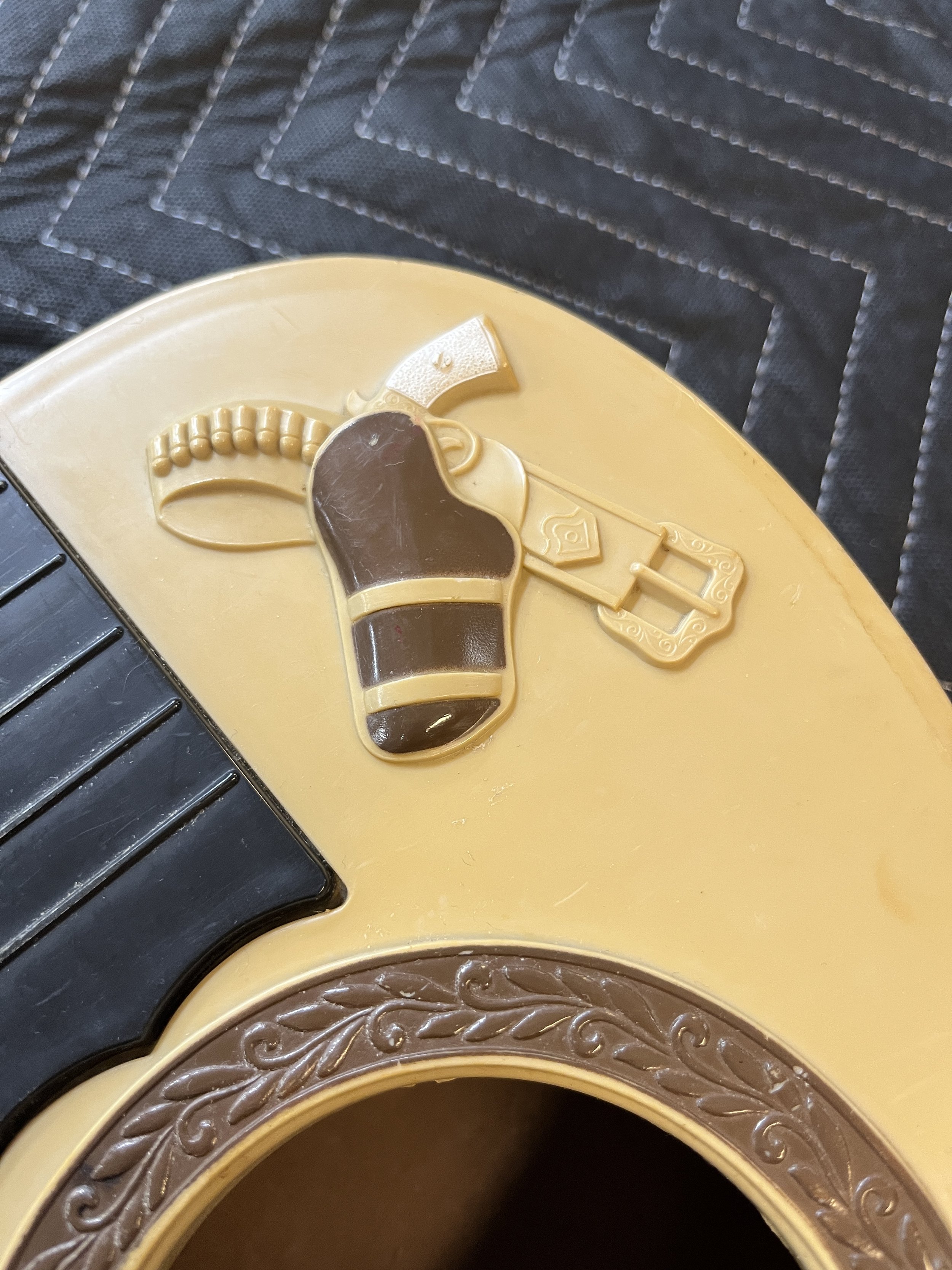 Emenee-Gene-Autry-Plastic-Guitar7.jpg