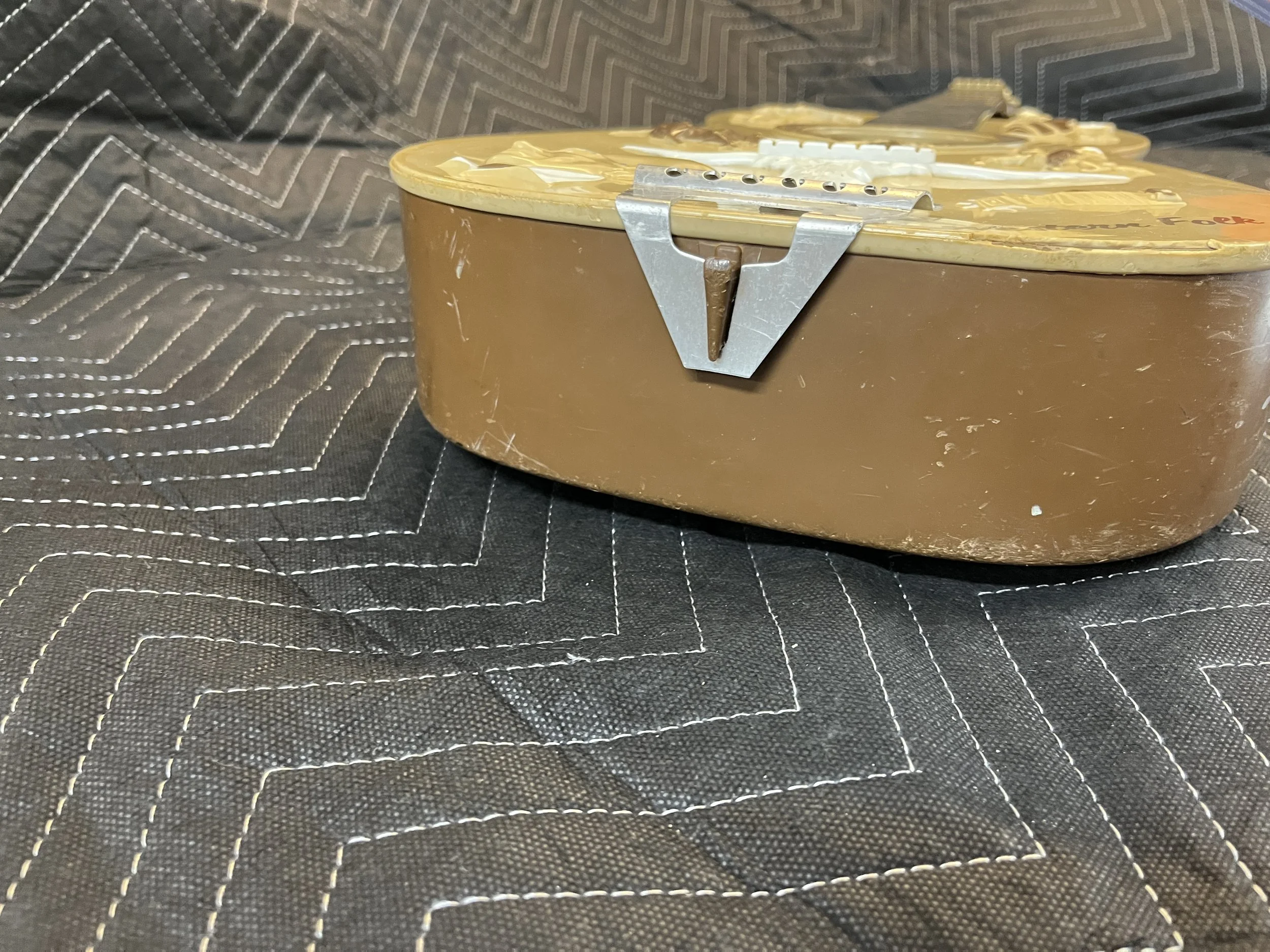 Emenee-Gene-Autry-Plastic-Guitar19.jpg