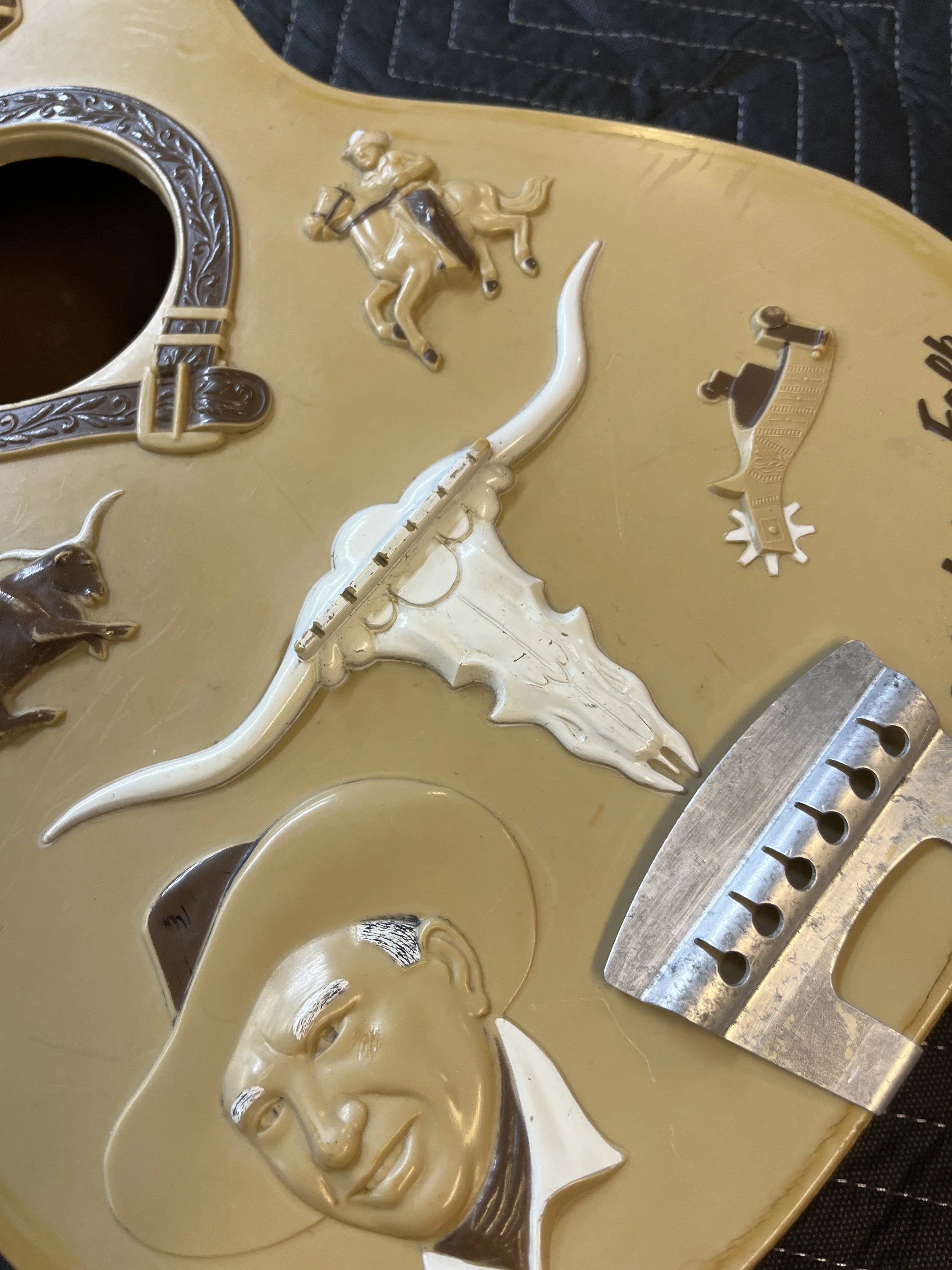 Emenee-Gene-Autry-Plastic-Guitar9.jpg
