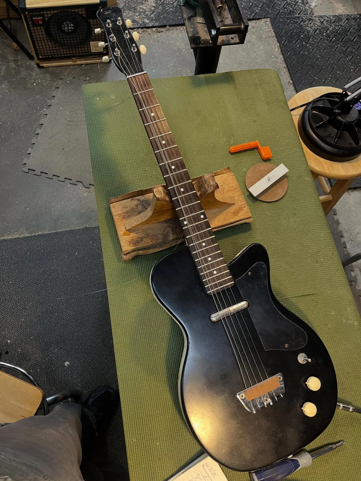On the bench today, a 60s Danelectro/Silvertone U1. When I&rsquo;m done with it you&rsquo;ll find it down at Frank&rsquo;s Guitars in Franklin IN. #danelectro #vintageguitar