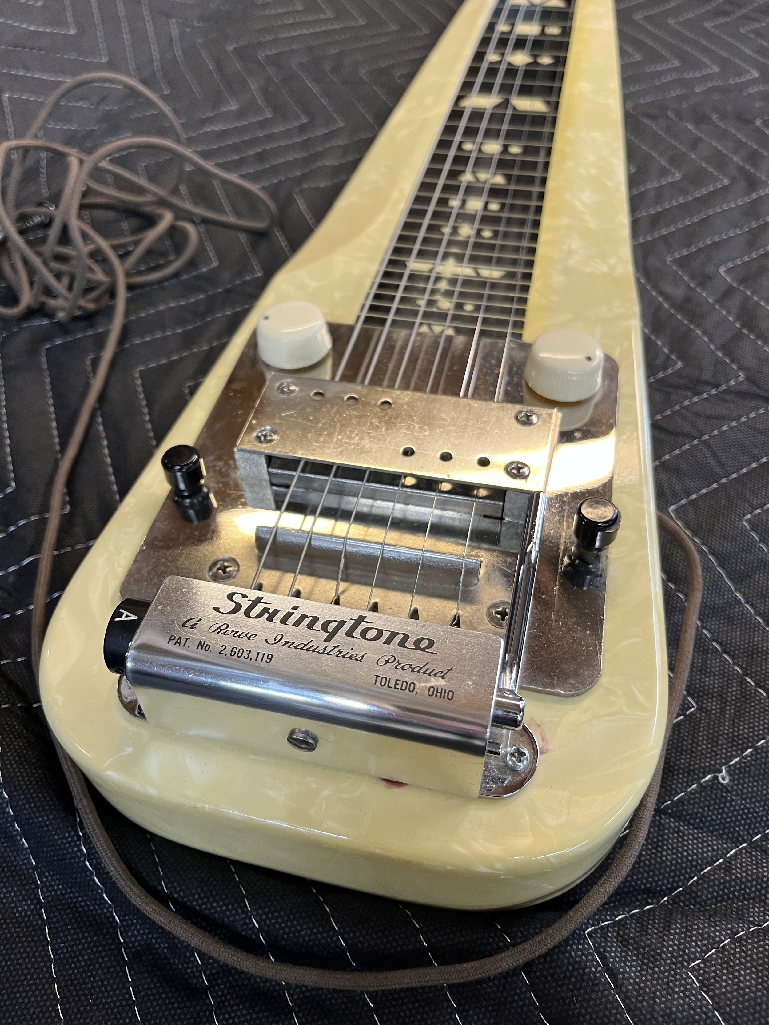Supro-Comet-Lapsteel-1950s-Rowe-Stringtone-Perloid17.jpg