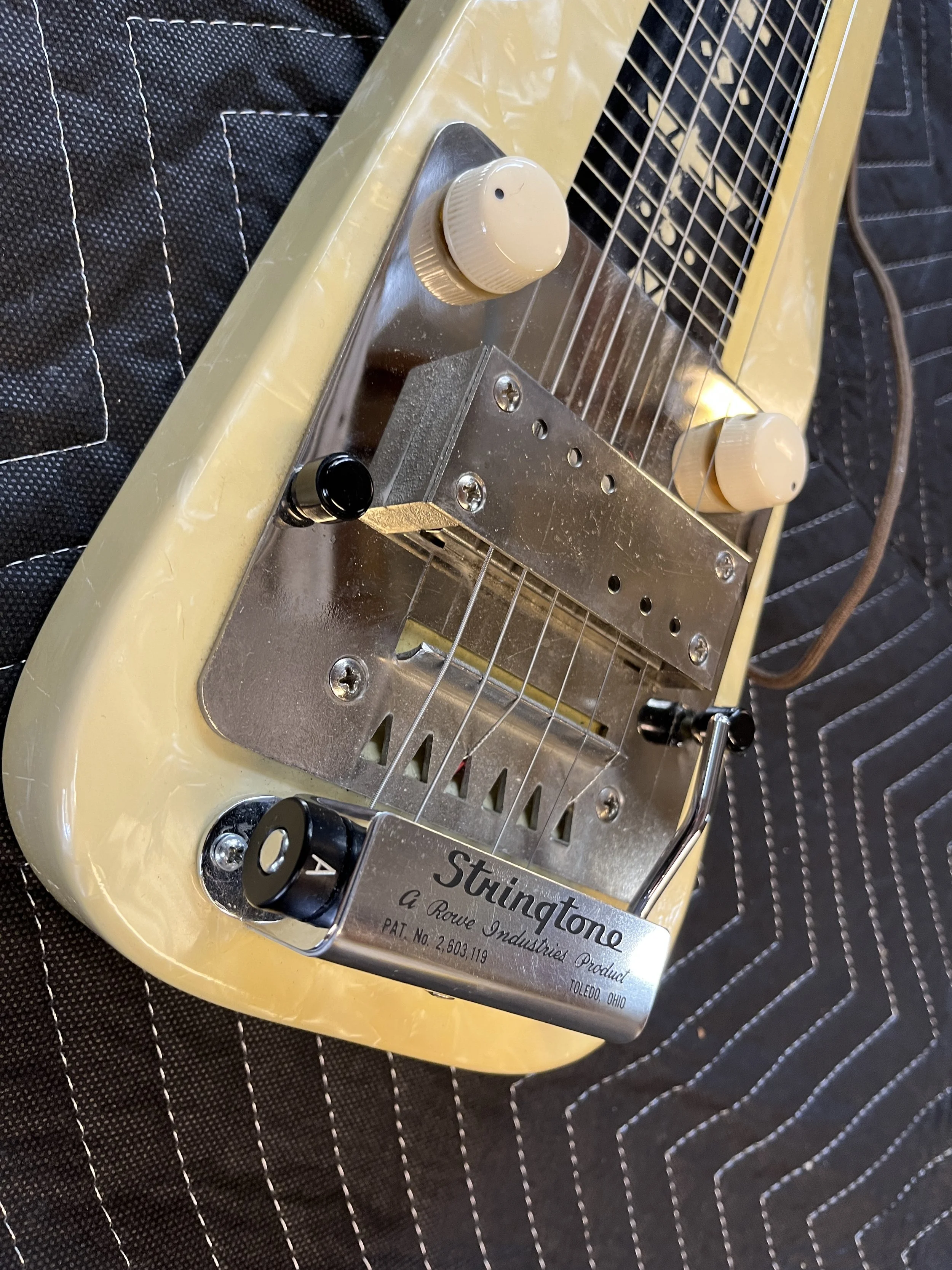 Supro-Comet-Lapsteel-1950s-Rowe-Stringtone-Perloid14.jpg