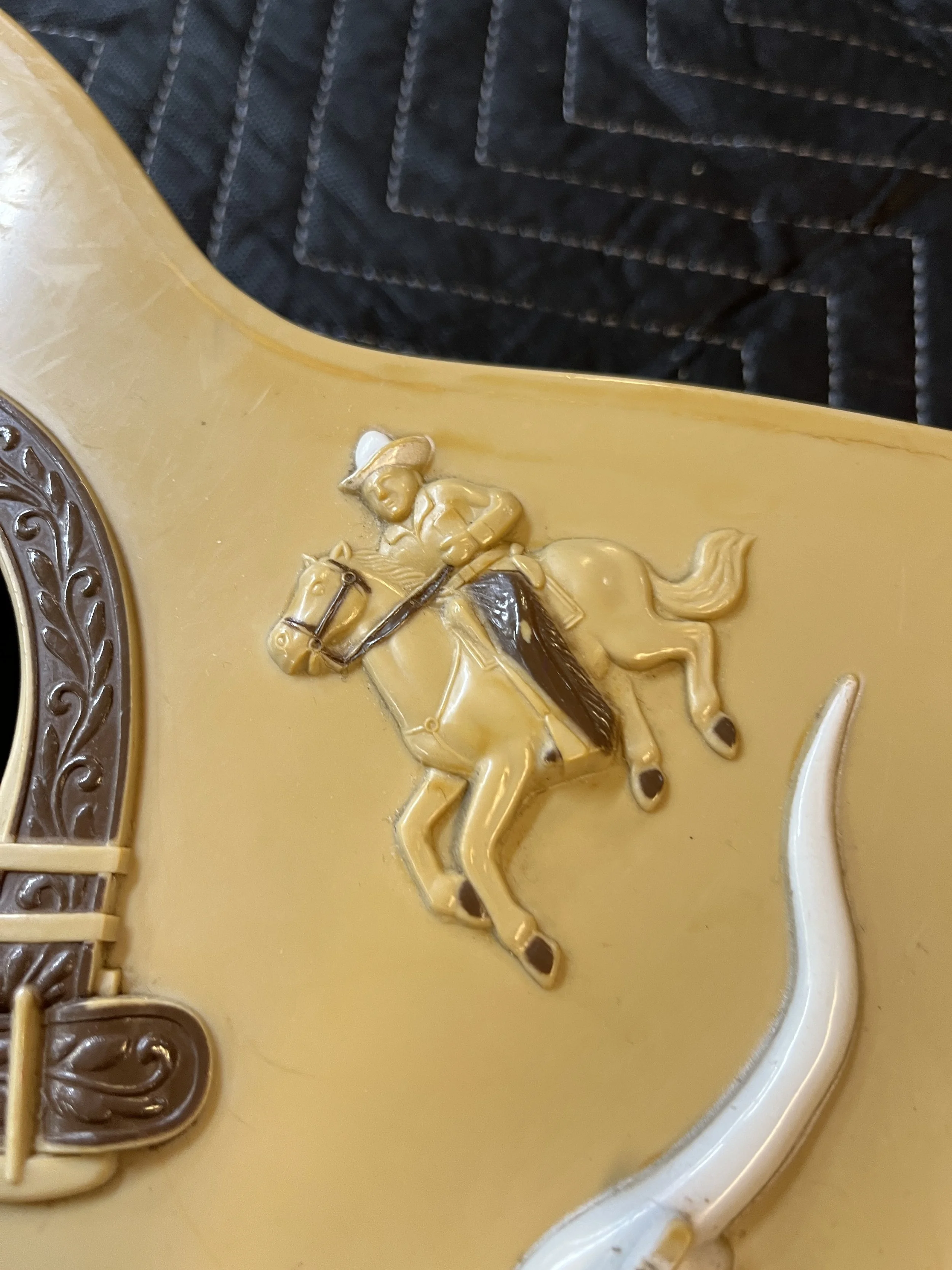 Emenee-Gene-Autry-Plastic-Guitar11.jpg