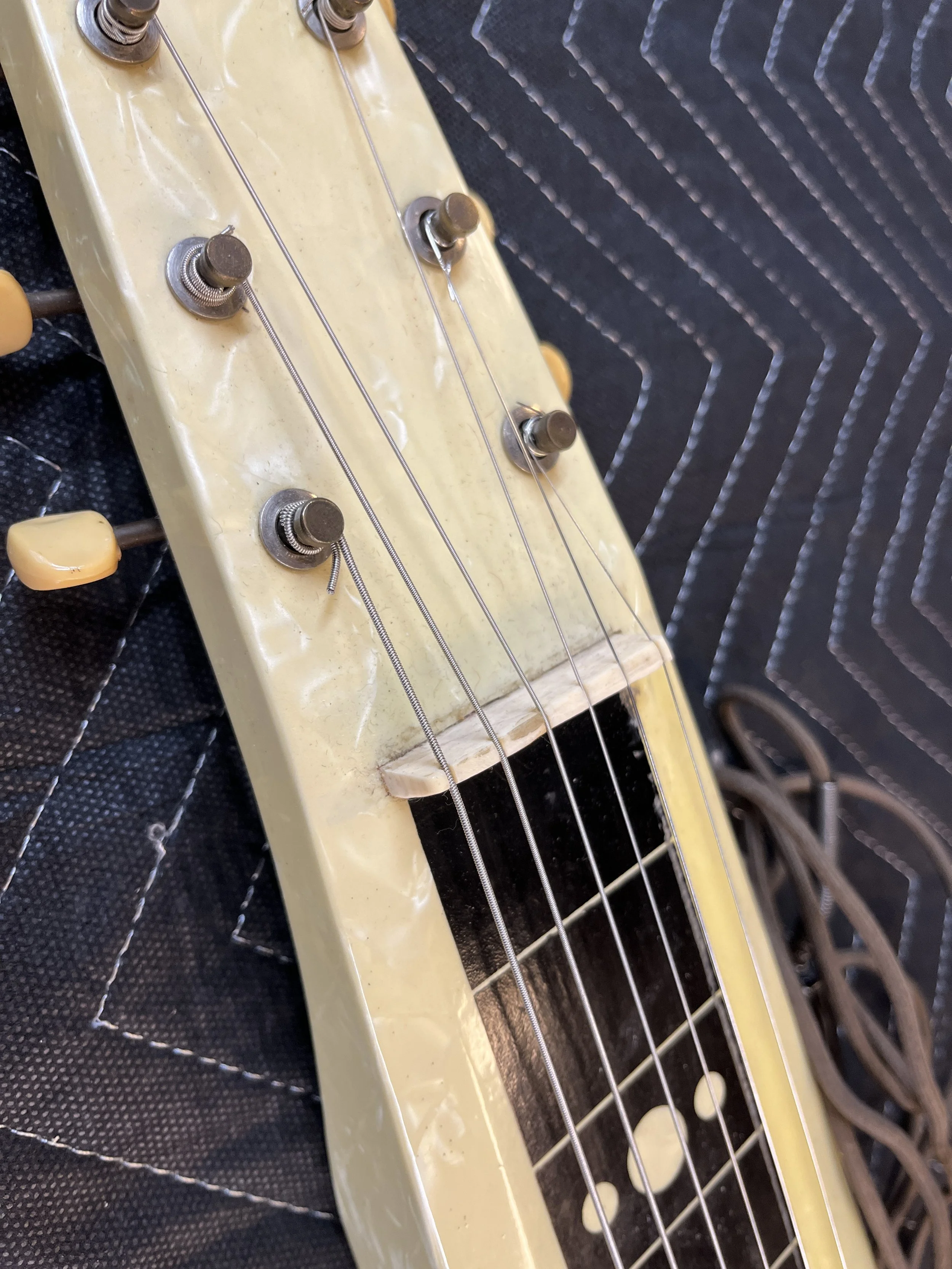 Supro-Comet-Lapsteel-1950s-Rowe-Stringtone-Perloid13.jpg