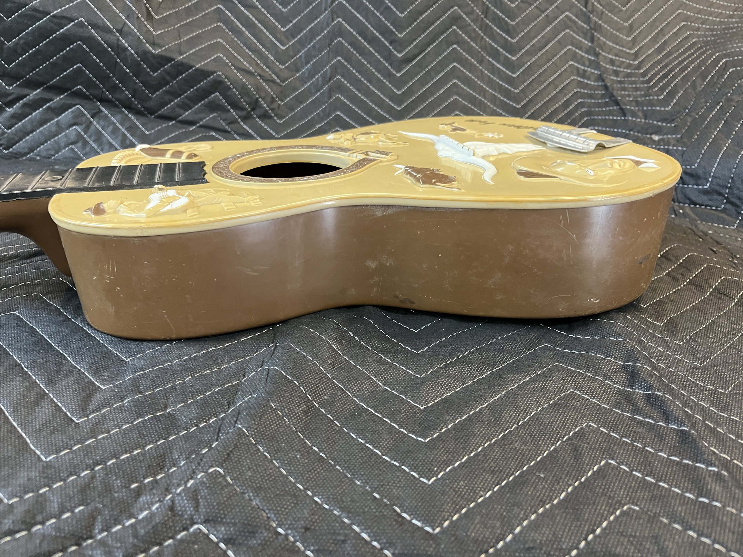 Emenee-Gene-Autry-Plastic-Guitar16.jpg