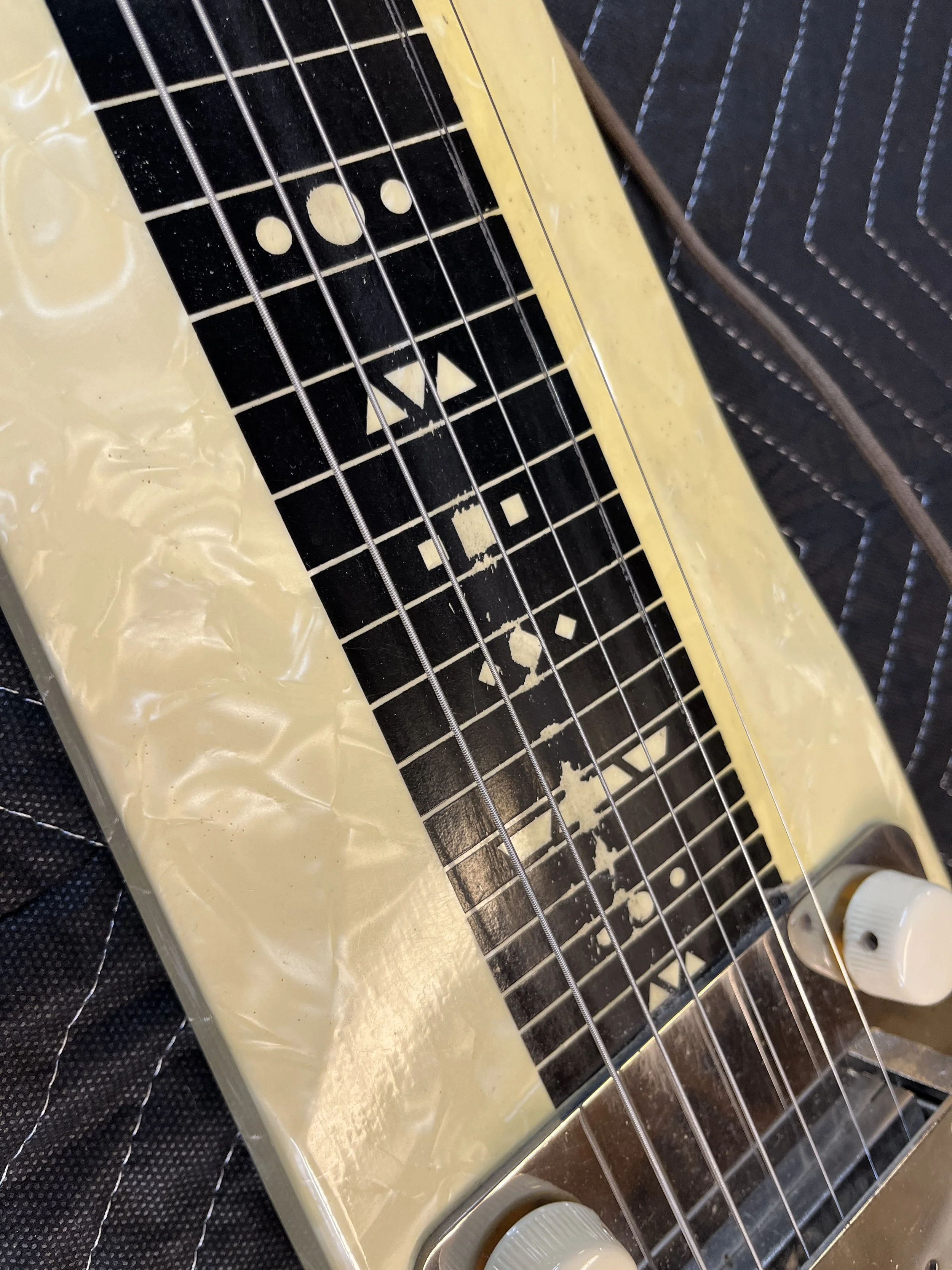 Supro-Comet-Lapsteel-1950s-Rowe-Stringtone-Perloid9.jpg