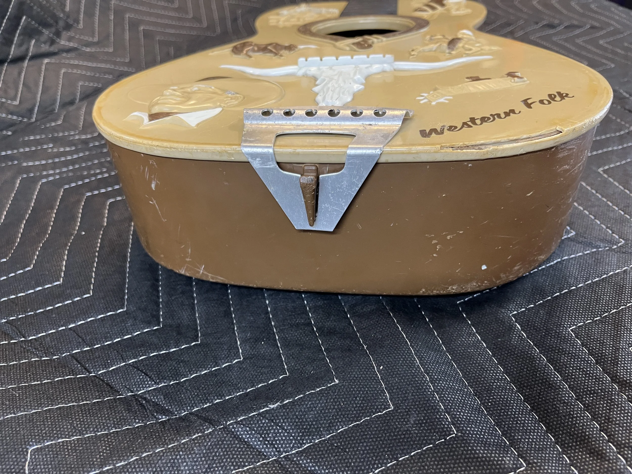 Emenee-Gene-Autry-Plastic-Guitar21.jpg