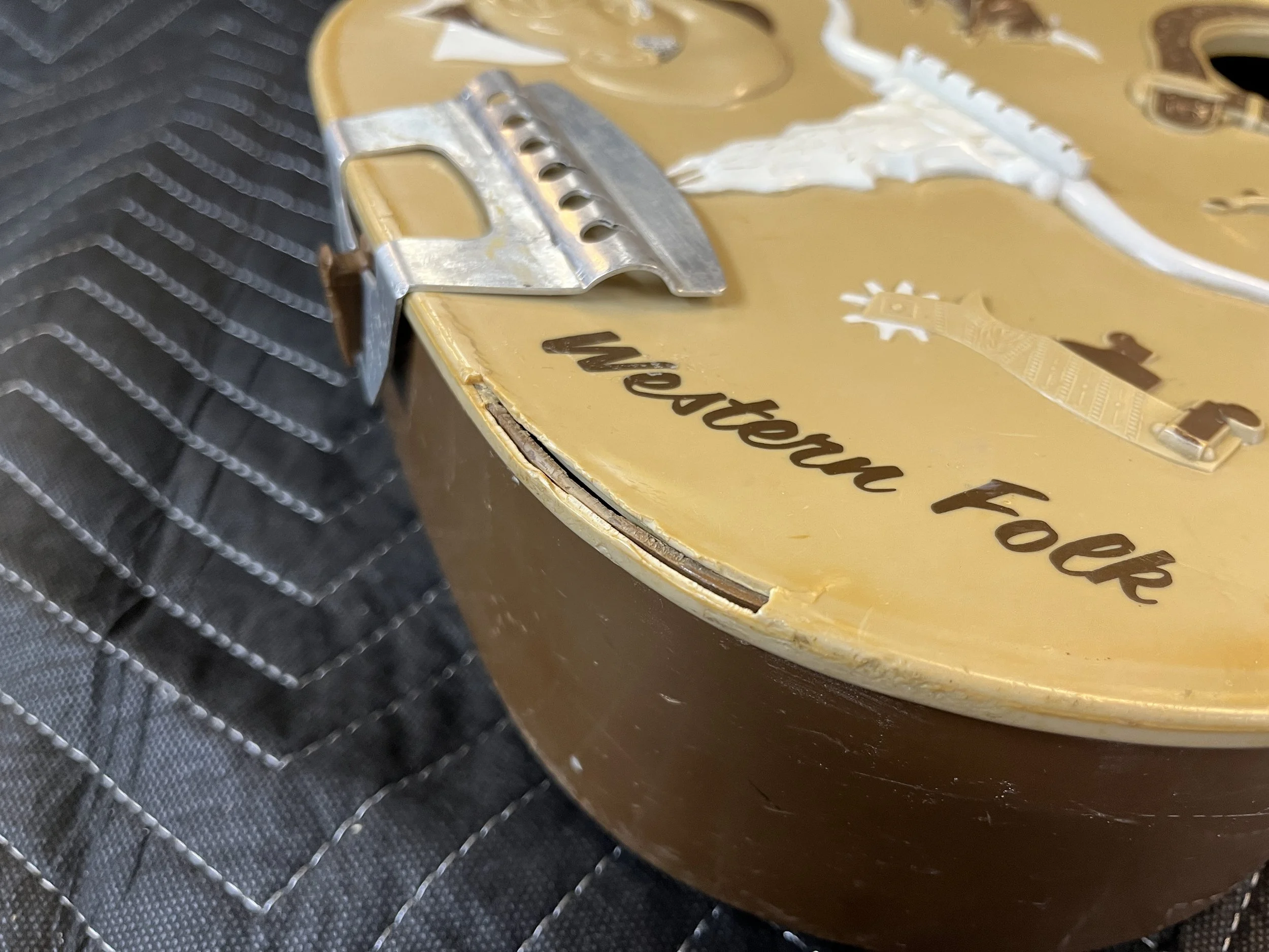 Emenee-Gene-Autry-Plastic-Guitar18.jpg