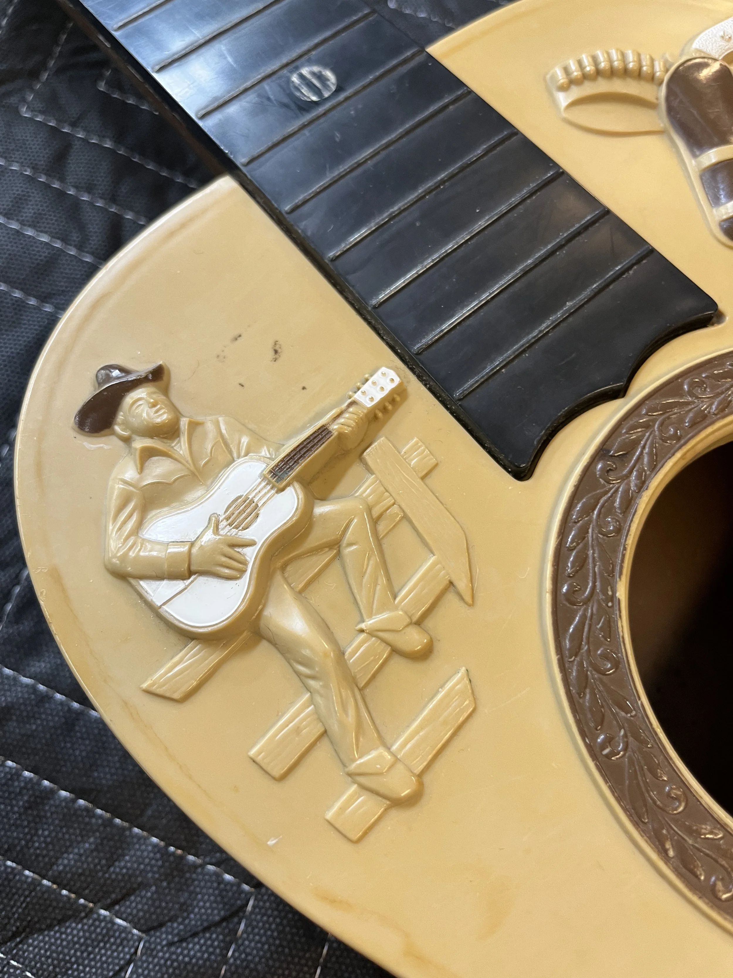Emenee-Gene-Autry-Plastic-Guitar6.jpg