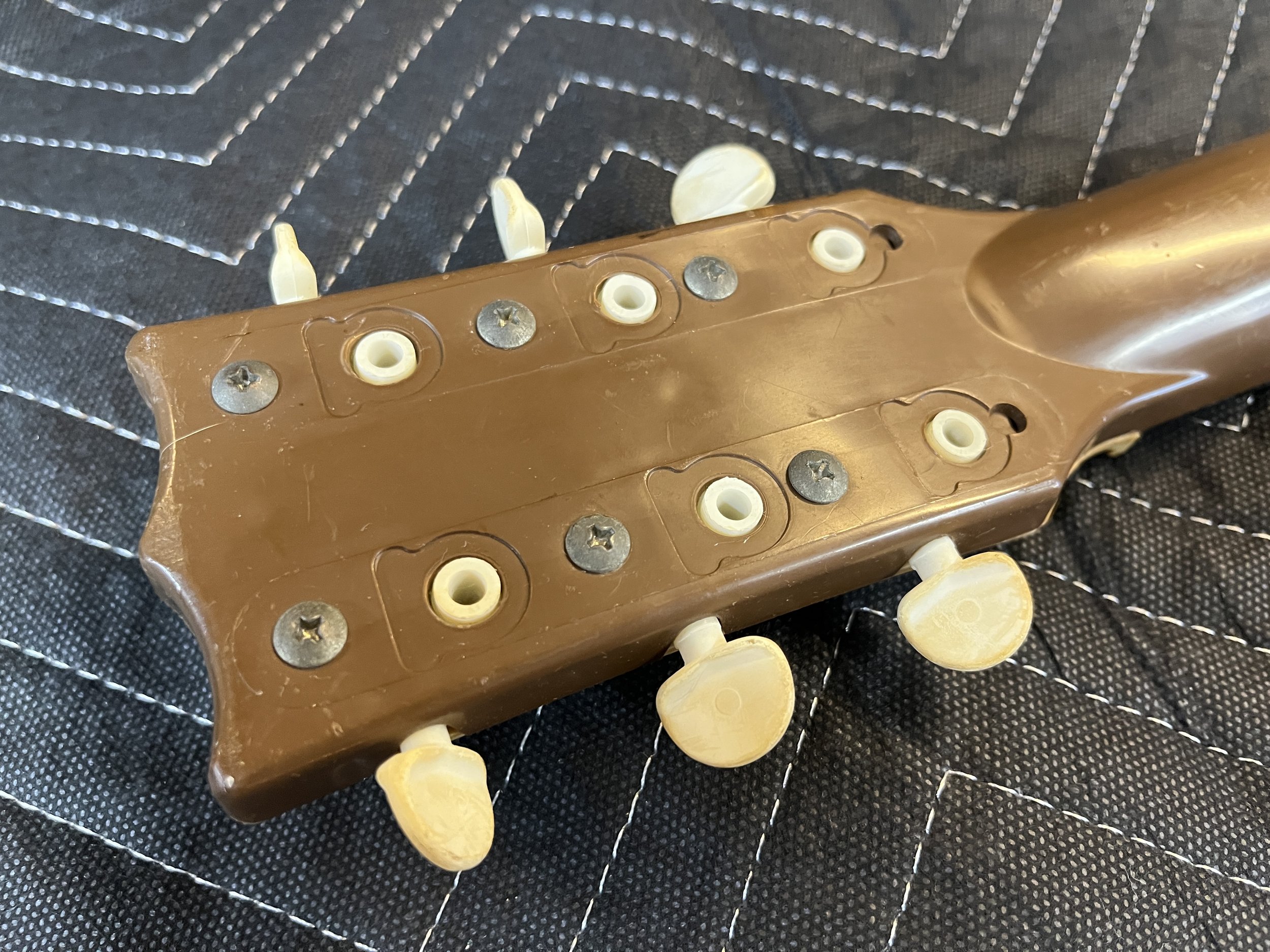 Emenee-Gene-Autry-Plastic-Guitar24.jpg