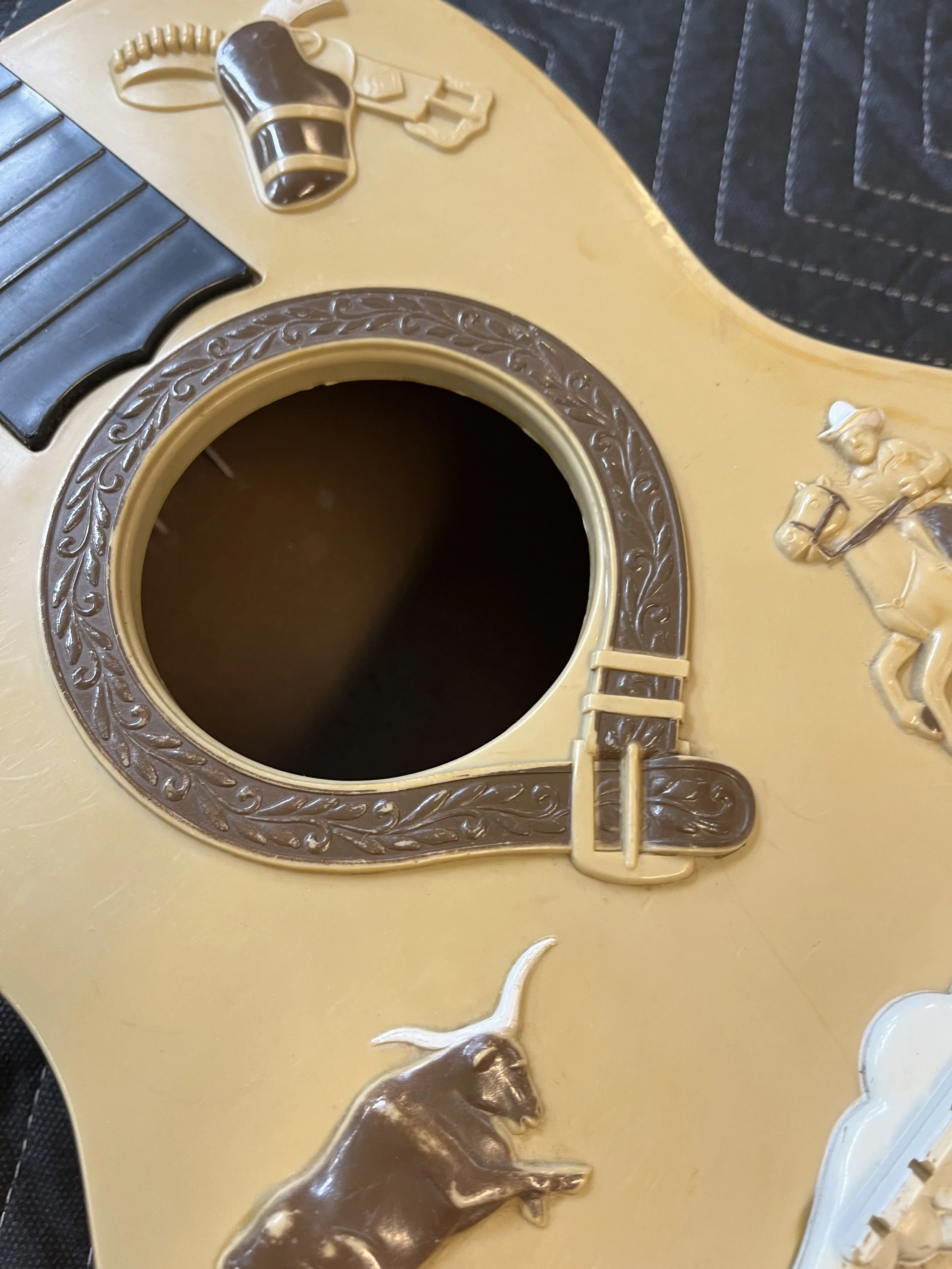 Emenee-Gene-Autry-Plastic-Guitar8.jpg