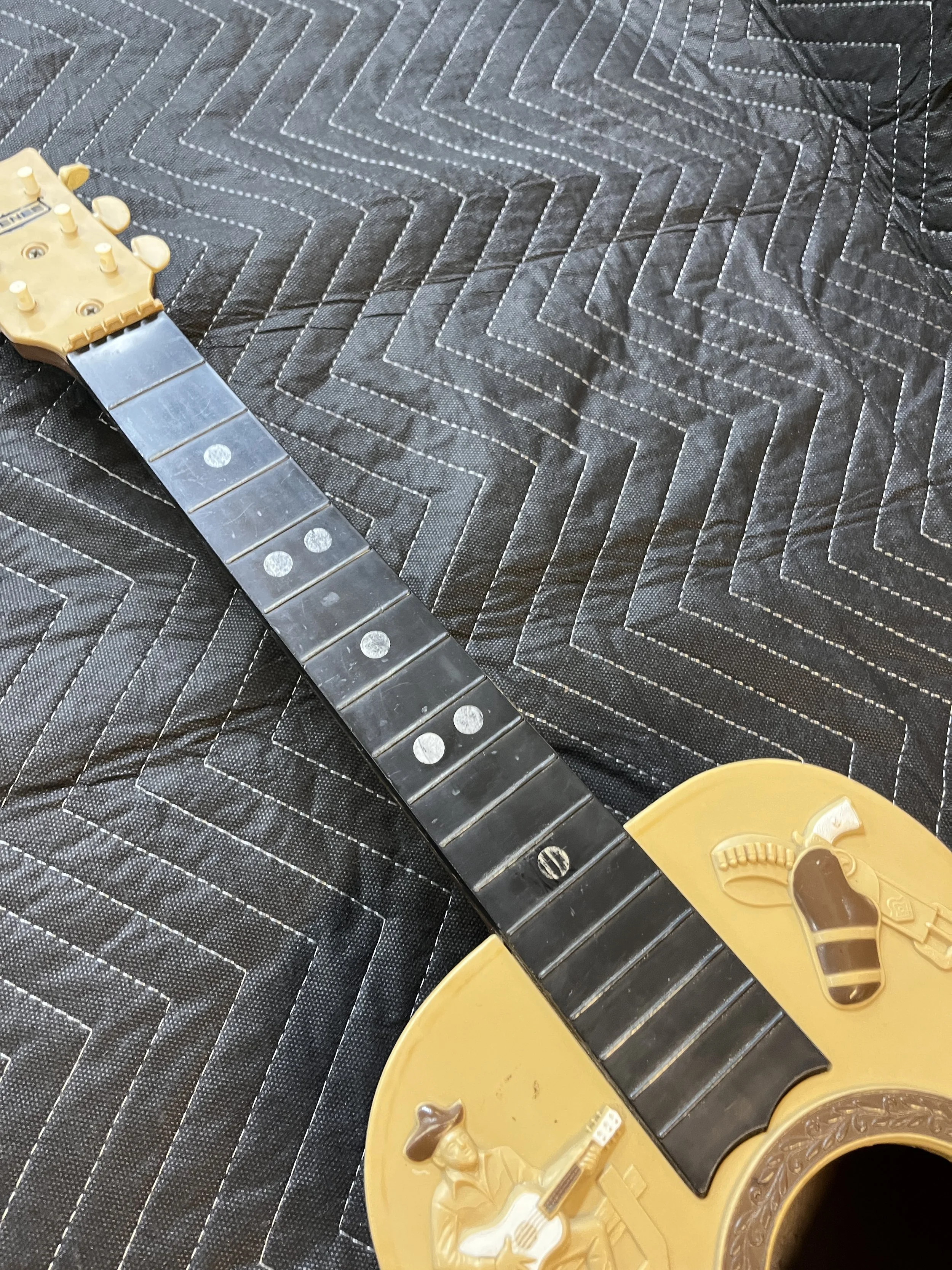 Emenee-Gene-Autry-Plastic-Guitar5.jpg