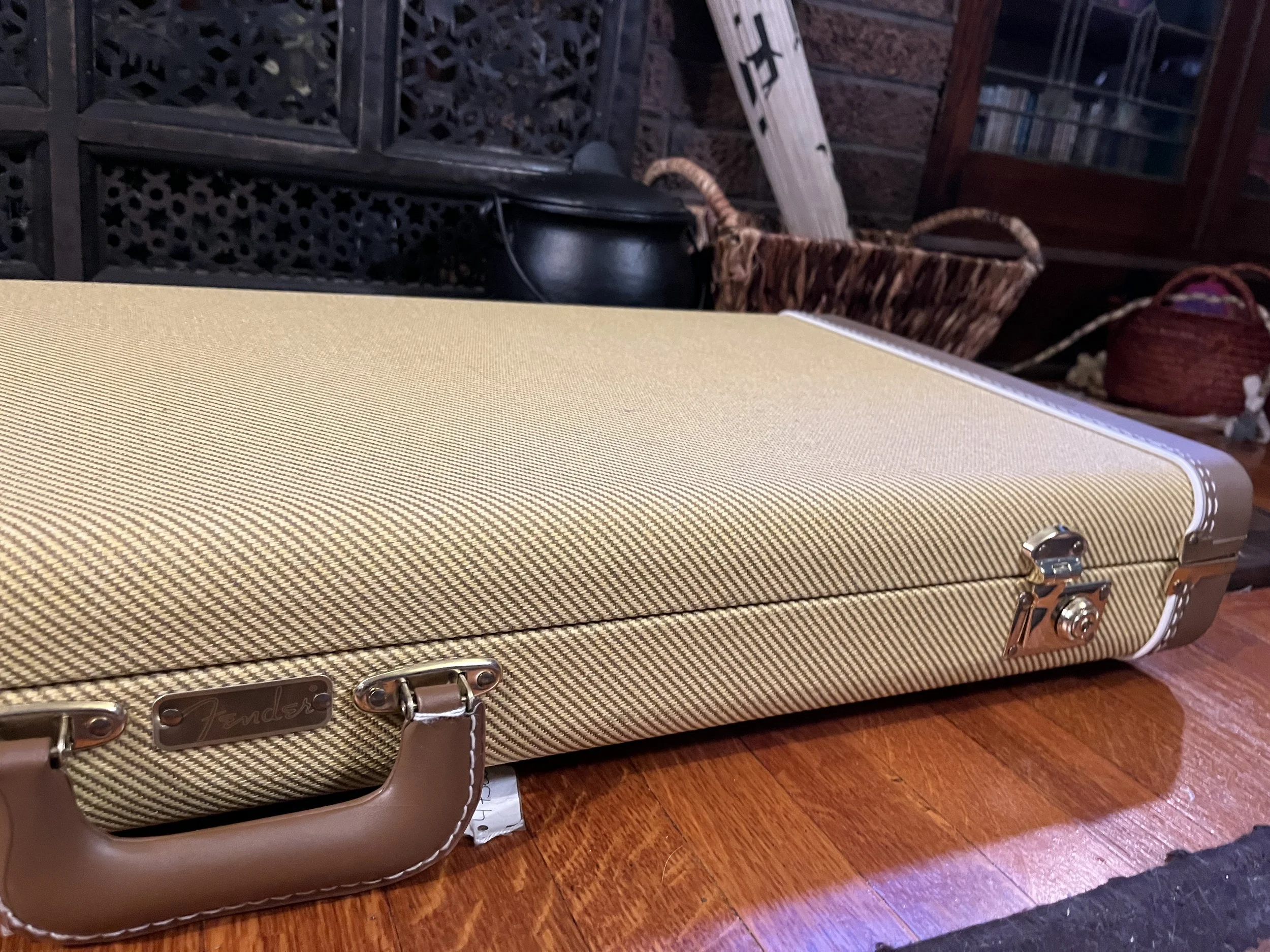 Tweed case for reliced pink paisley Fender Telecaster Thinline 50s.