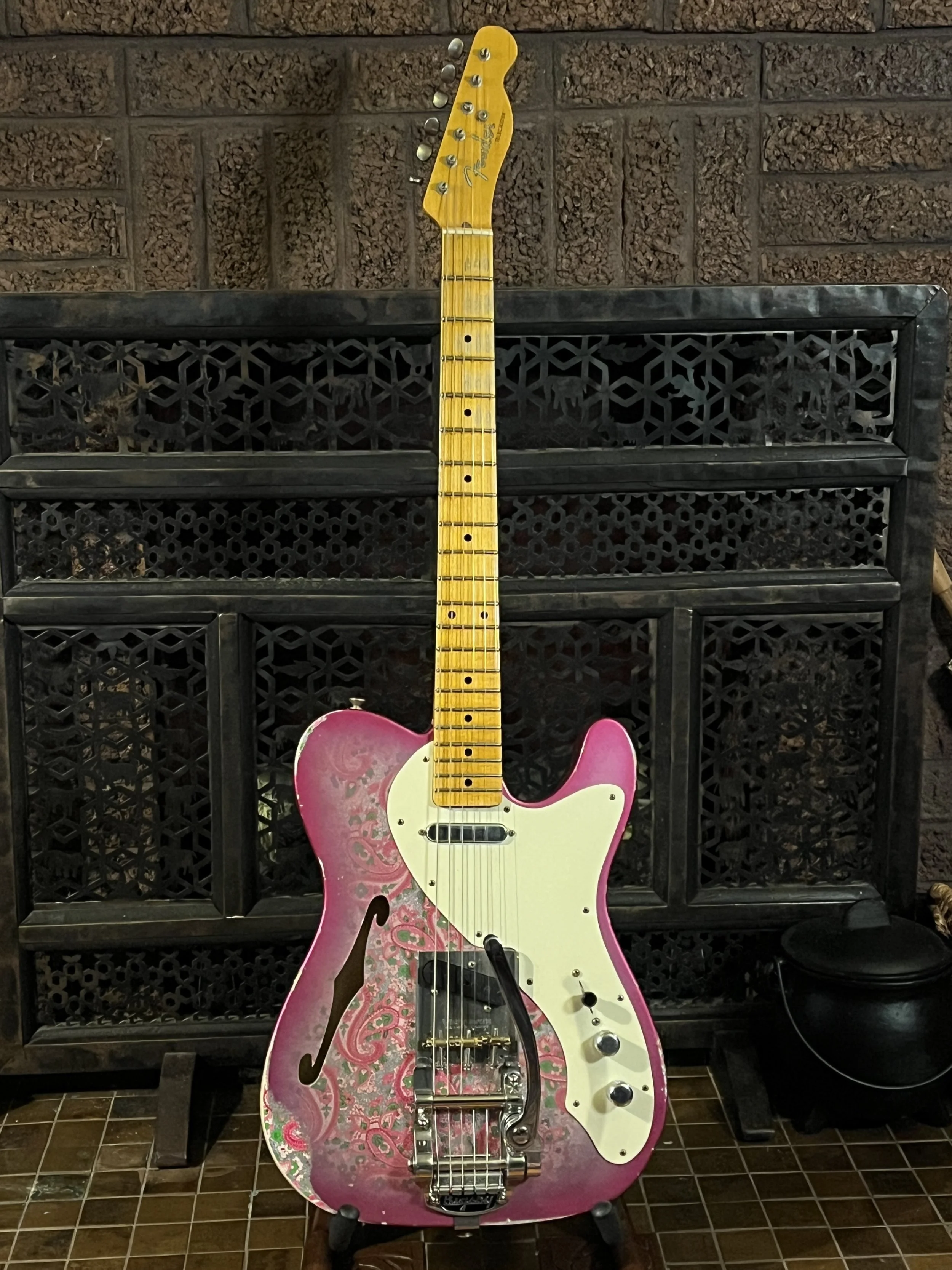 Front photo of a reliced pink paisley Fender Telecaster Thinline 50s.