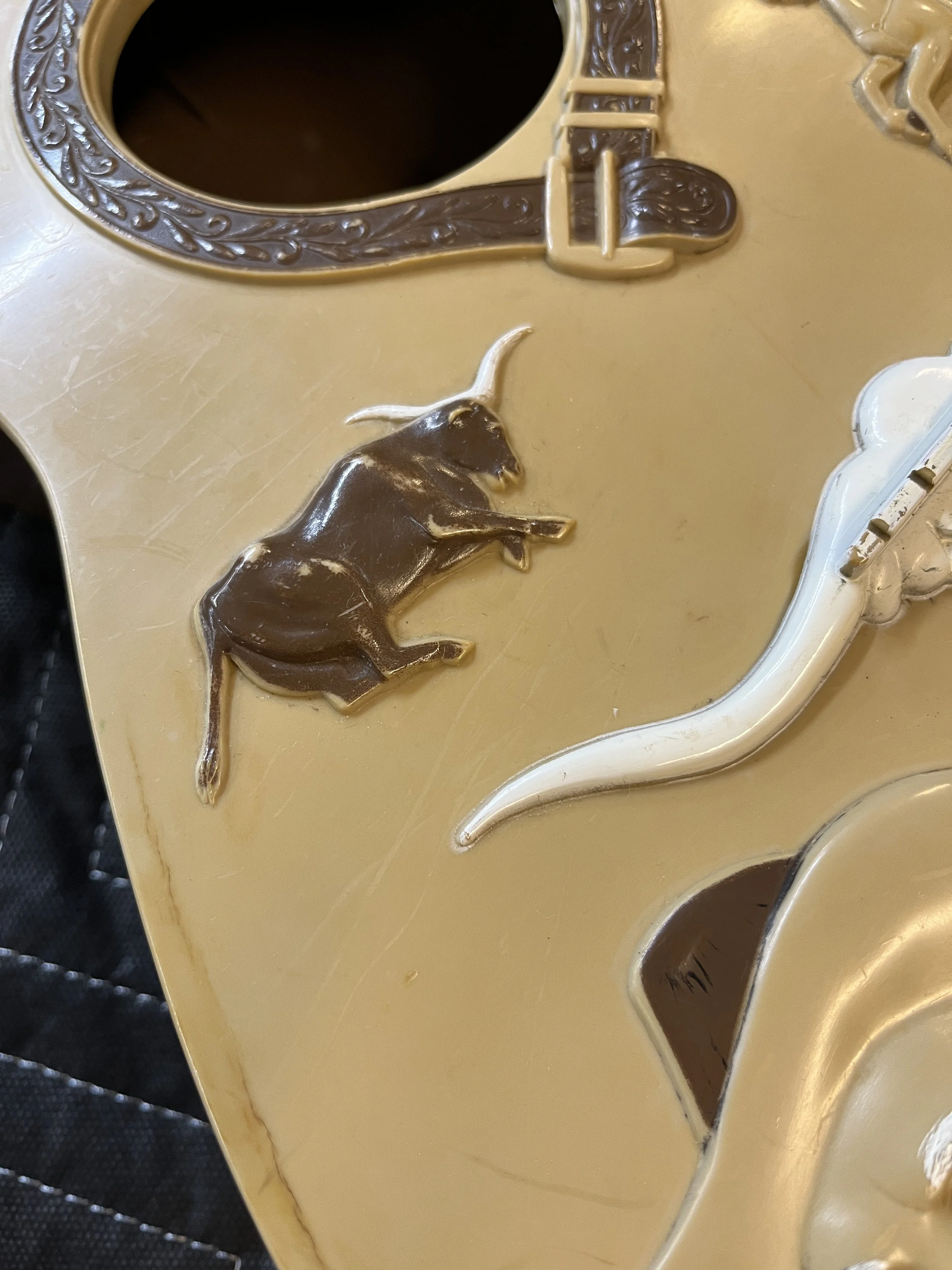 Emenee-Gene-Autry-Plastic-Guitar10.jpg