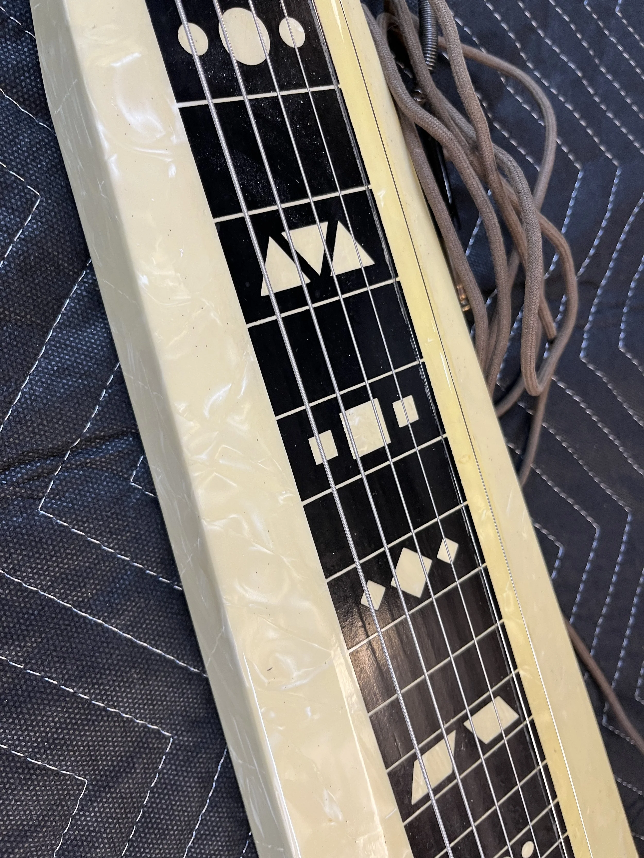 Supro-Comet-Lapsteel-1950s-Rowe-Stringtone-Perloid10.jpg
