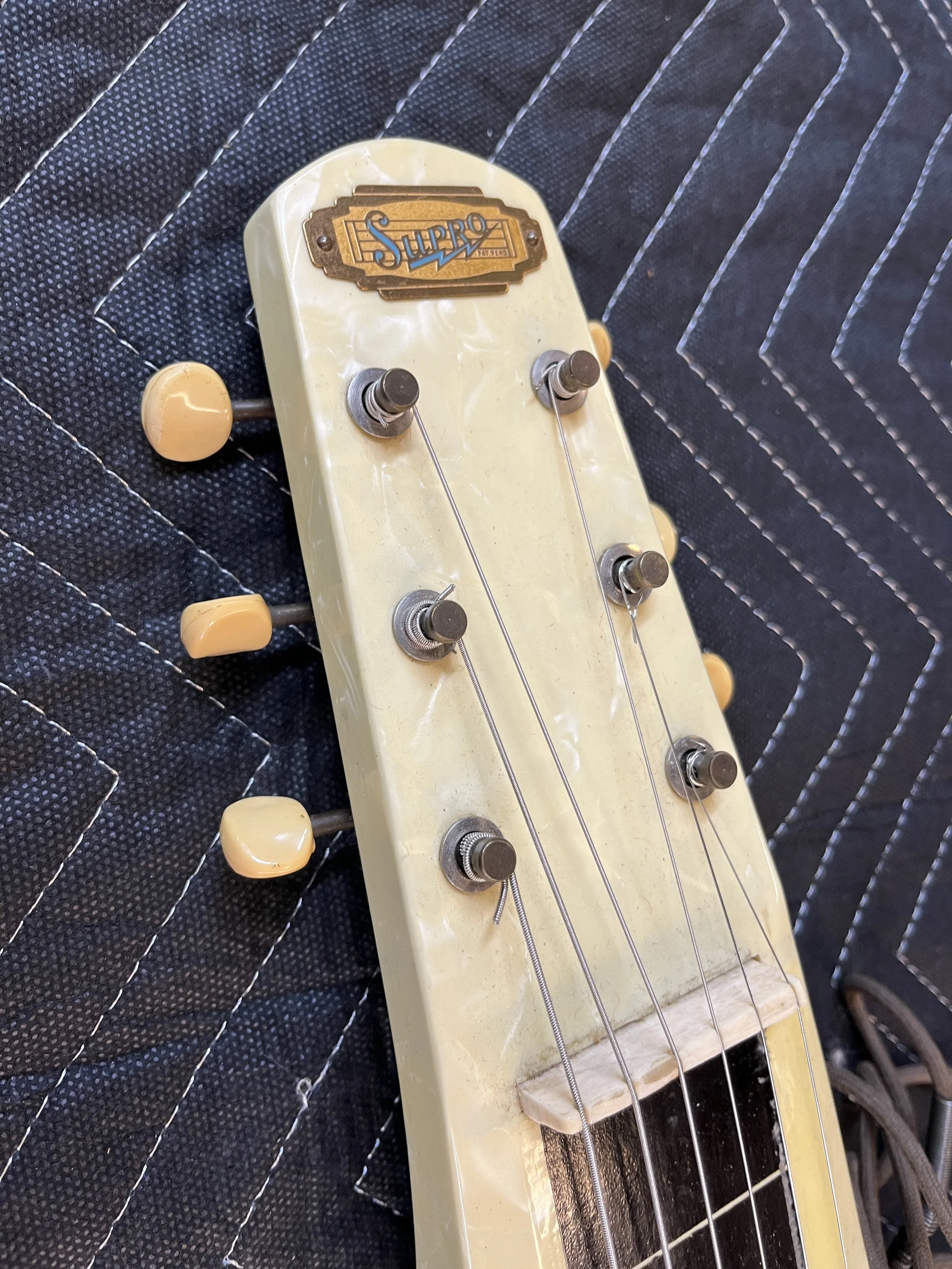 Supro-Comet-Lapsteel-1950s-Rowe-Stringtone-Perloid12.jpg