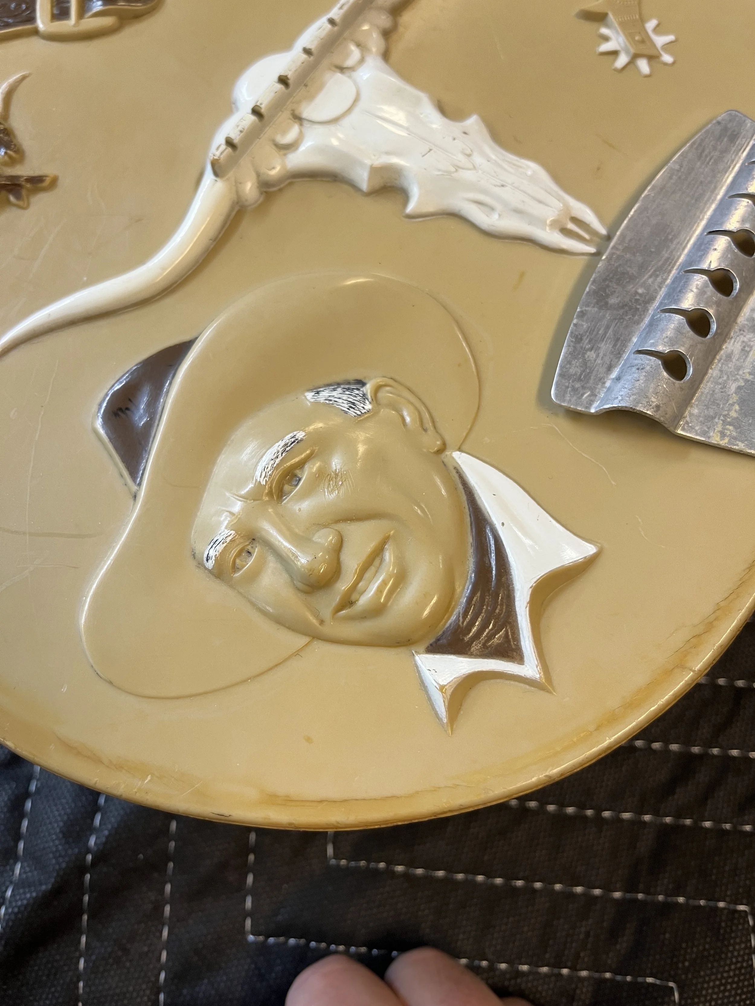 Emenee-Gene-Autry-Plastic-Guitar15.jpg