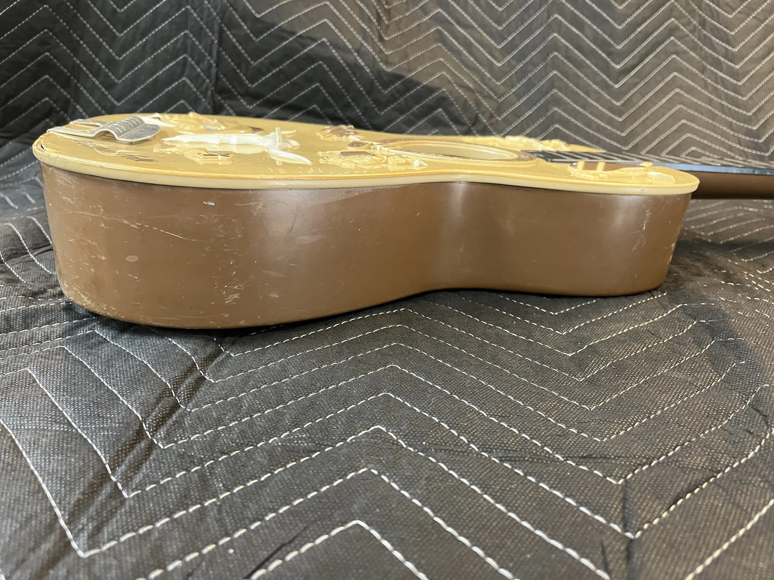 Emenee-Gene-Autry-Plastic-Guitar17.jpg