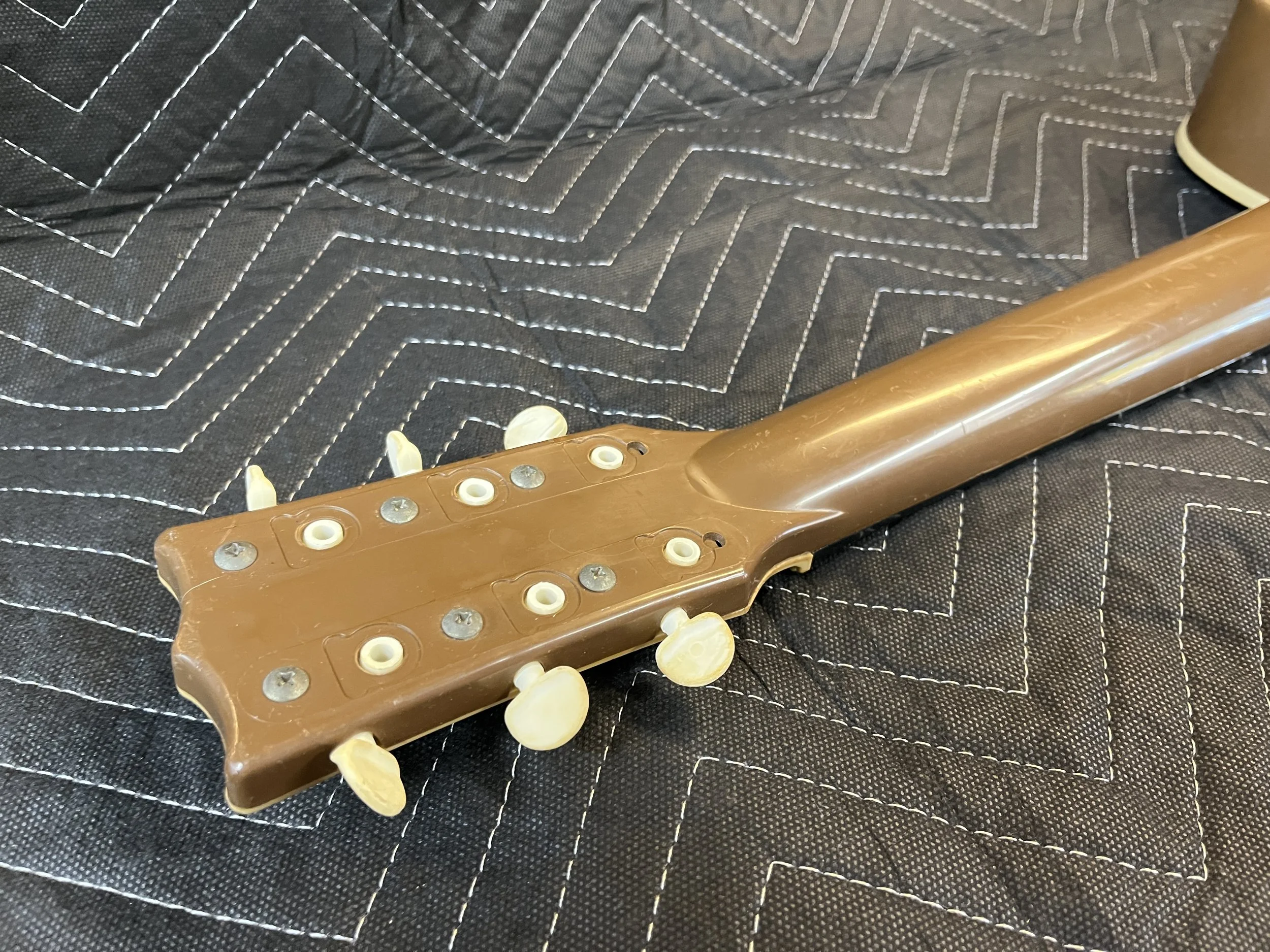 Emenee-Gene-Autry-Plastic-Guitar23.jpg