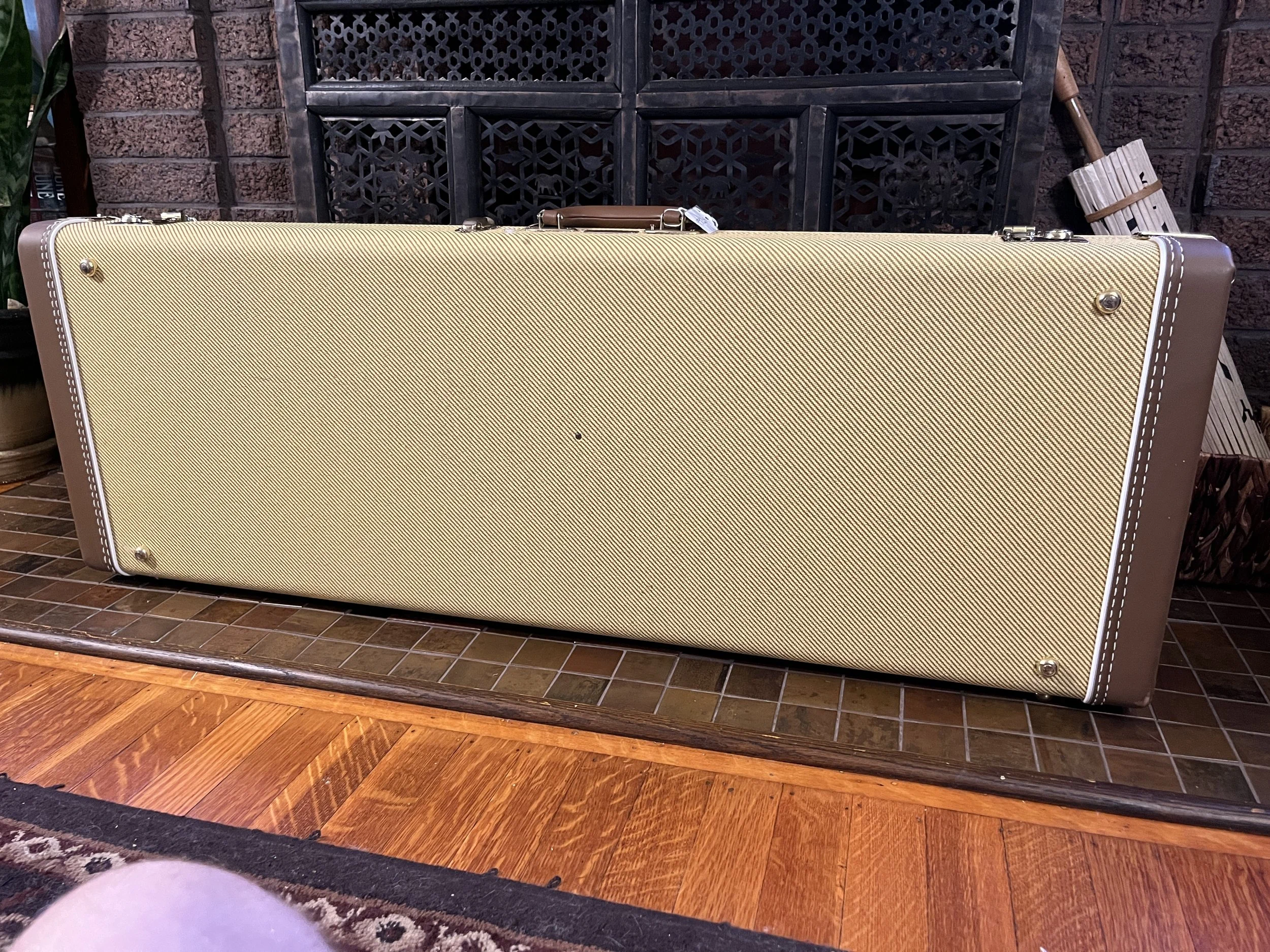 Tweed hard shell case for reliced pink paisley Fender Telecaster Thinline 50s.