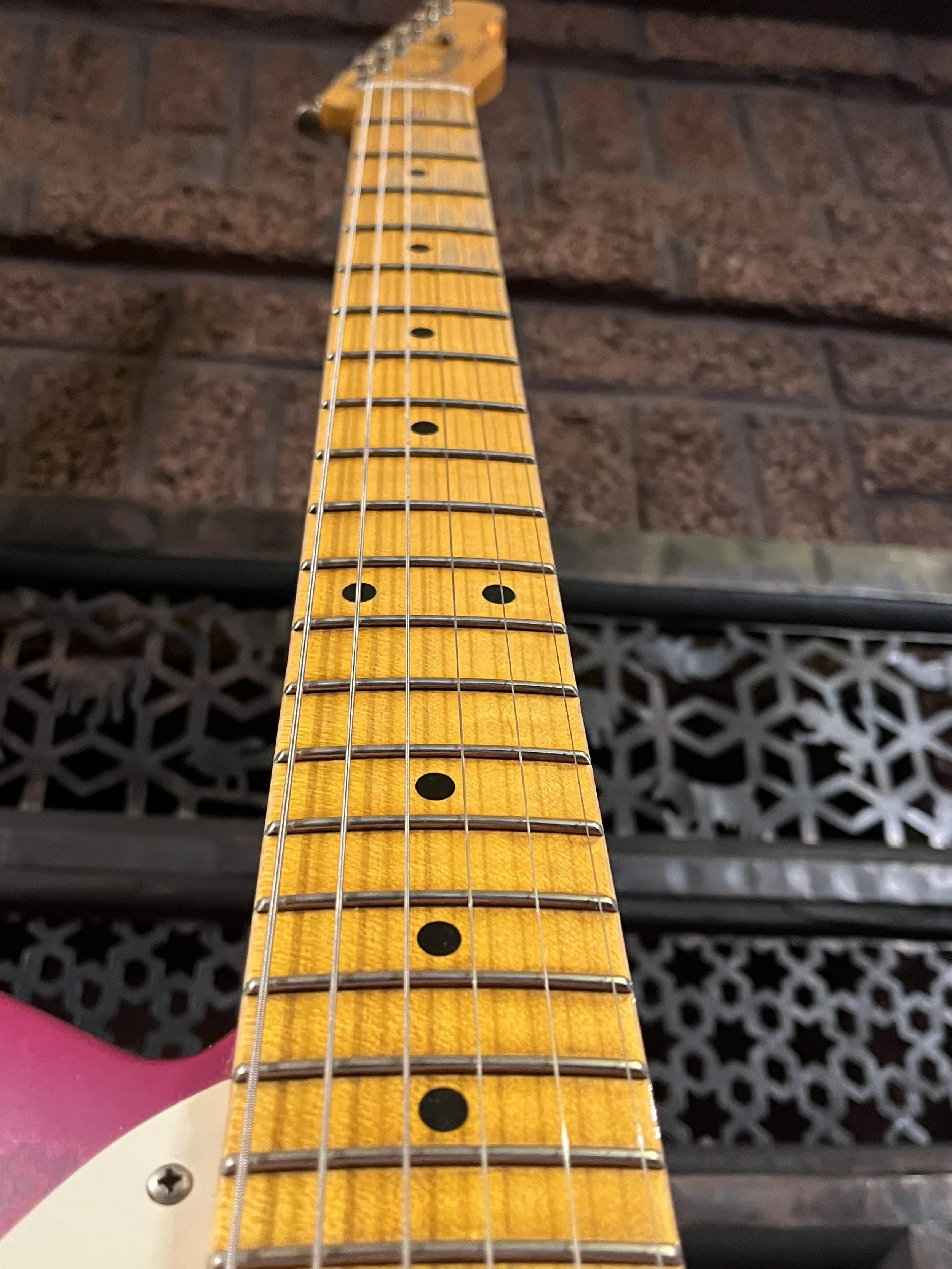 Looking down the front of the neck of a reliced pink paisley Fender Telecaster Thinline 50s.