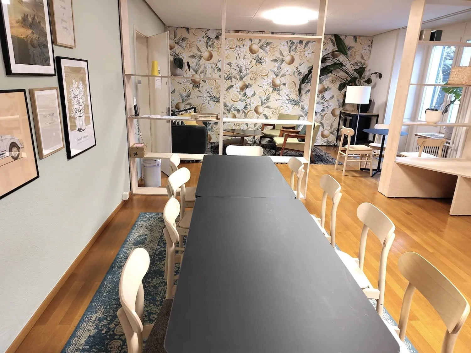 Heller Seminarraum mit Tisch und Sitzecke im WipWestHuus Zürich – Tagesworkshop Tagebuch schreiben