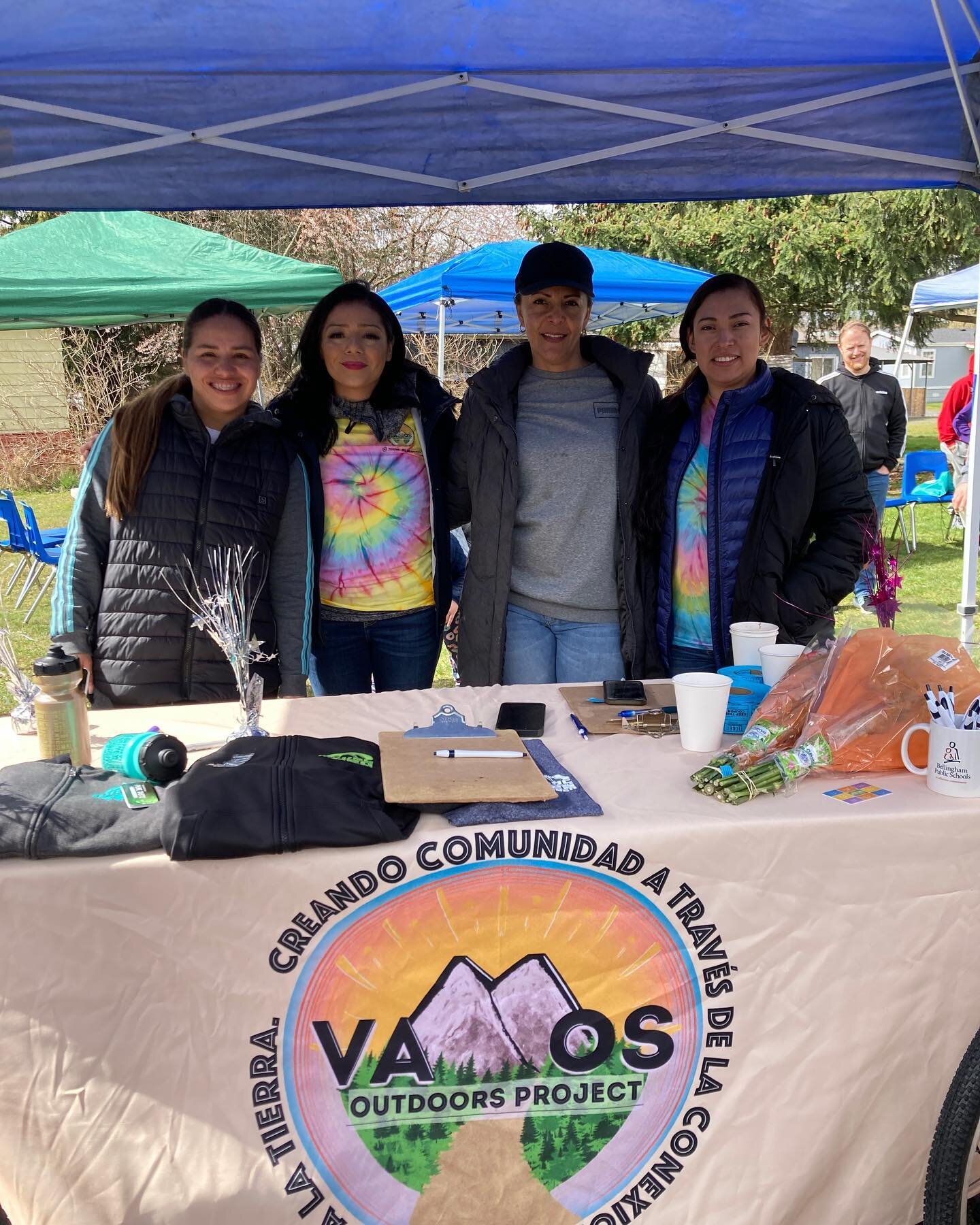 Meet the moms!!! 💕

Sandra, Heymi, Jennifer and Esmeralda are the mentors that lead our Fiesta de Libros, a bilingual literacy program that Vamos hosts in Bellingham elementary schools and community sites. 📚
At fiesta de libros, students have the o