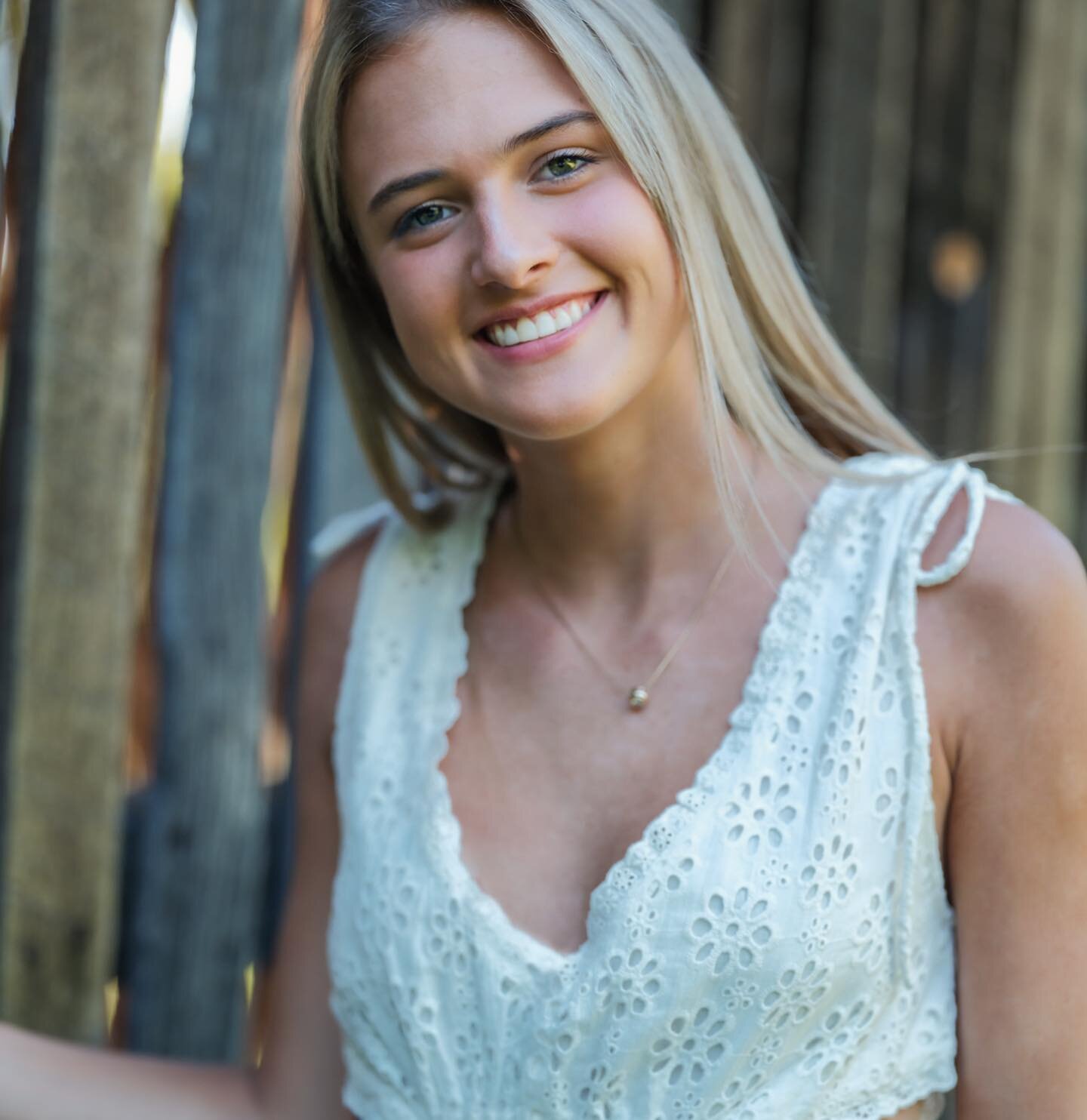 Ready for your senior photo experience?&nbsp; Let&rsquo;s create something amazing together!&nbsp; Our senior sessions are relaxed and fun, and you&rsquo;ll have a great time photographing with us.
During your senior session, you can have unlimited c