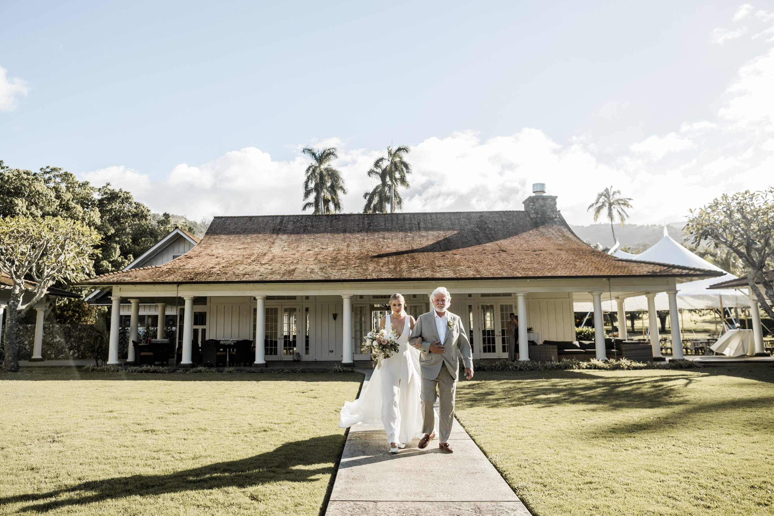 Bride walking down at the aisle at Dillingham Ranch