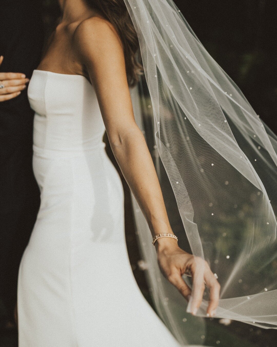 ⁠We are all about the details and couldn't help but show off Emily's beautiful veil with pearl detail ✨⁠
⁠
Planning &amp; Design @opihilove ⁠
Location @sugarbeachevents ⁠
Photography @swidrakco ⁠
MUAH @meiliautumnbeauty ⁠
Flowers @bellabloommaui ⁠
Ca