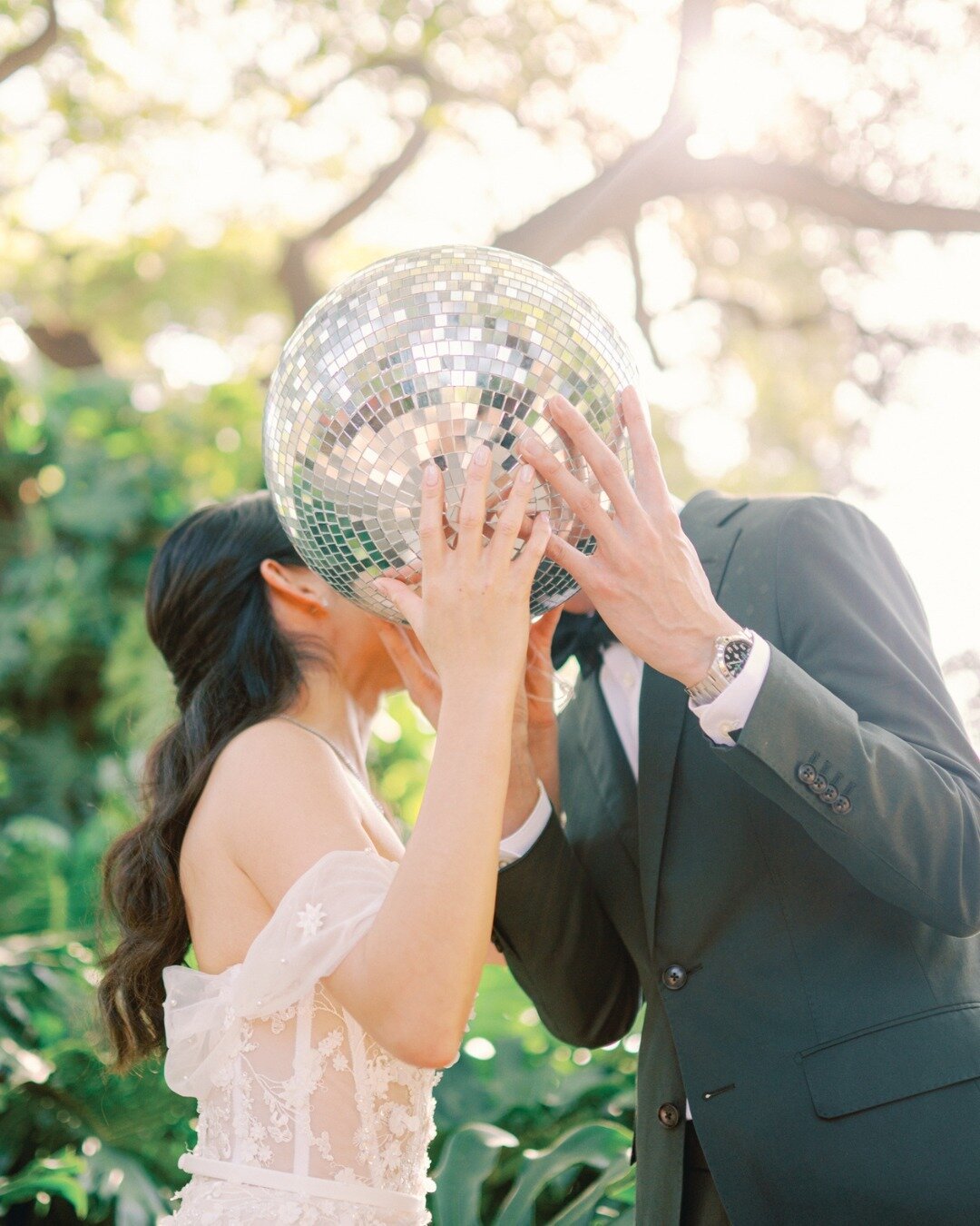 A little bit of disco fever and charm for the wedding day of Ashley and Nick 🪩💕⁠
⁠
Photography | @ashleygoodwinphoto ⁠
Video | @nokaoifilms⁠
Catering | @foodforthesoulmaui ⁠
Floral | @bellabloommaui ⁠
HMU | @meiliautumnbeauty ⁠
Bar | @alohabarsmaui