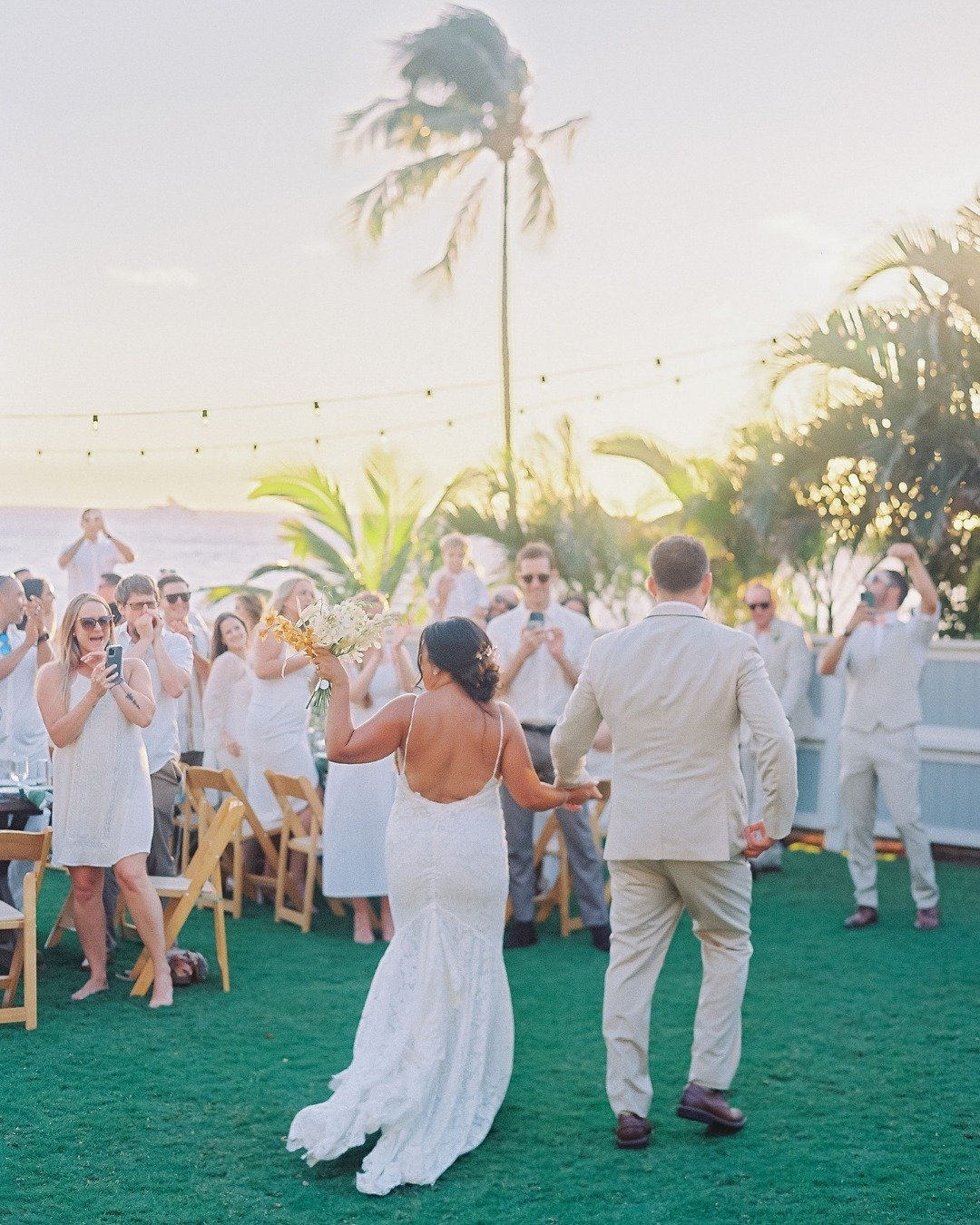 Dreaming of your Maui Wedding? Envision perfect sunset moments as you transition into an oceanfront reception ✨️☁️😌⁠
⁠
Head to the link in our bio to find out more. ⁠
⁠
Photography @dmitriandsandra⁠
Venue @sugarbeachevents⁠
Floral @bellabloommaui⁠
H