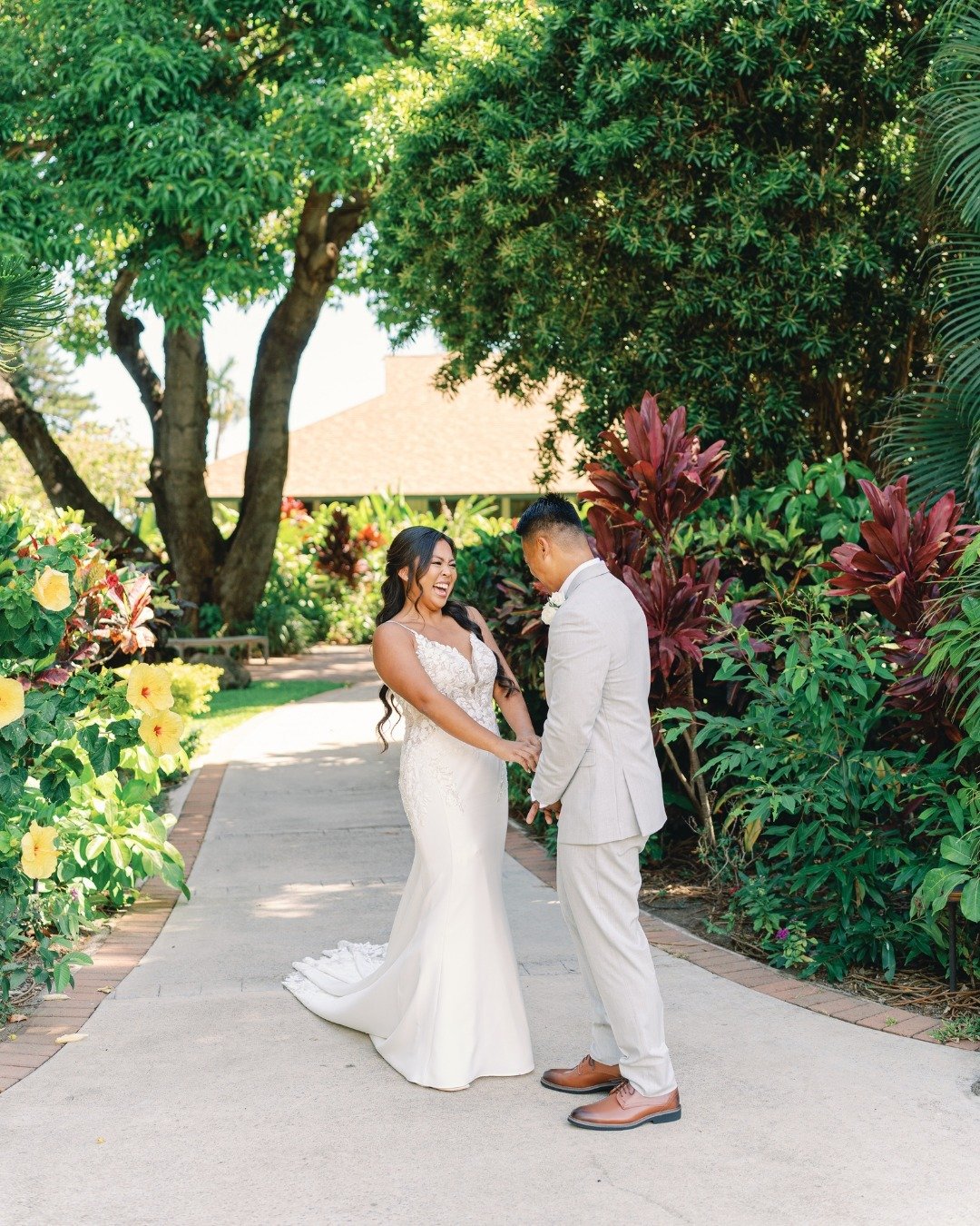 We will never get over first look moments 🤍🥹⁠
⁠
Planning and Design: @opihilove⁠
Photography: @ashleygoodwinphoto ⁠
Videography: @islemedia⁠
Venue: @olowaluplantationhouse ⁠
Florals: @mauipalmtreefloral⁠
HMU: @mauimakeupartistry⁠
Music: @nextlevel8